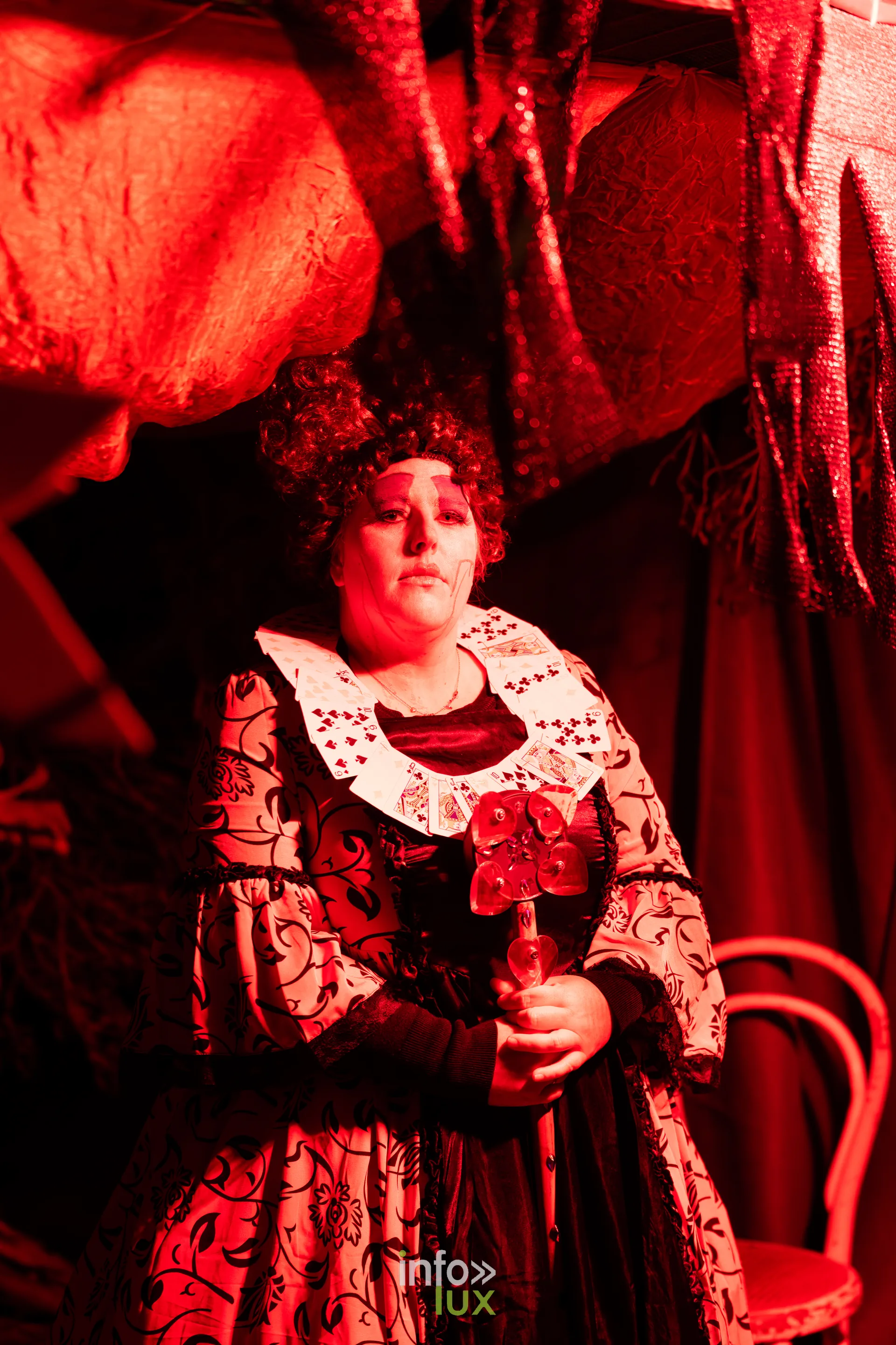 Fantastique Halloween 2026, château de Lavaux-Sainte-Anne (Rochefort) : une figurante en costume de reine (photo Mike Marino)