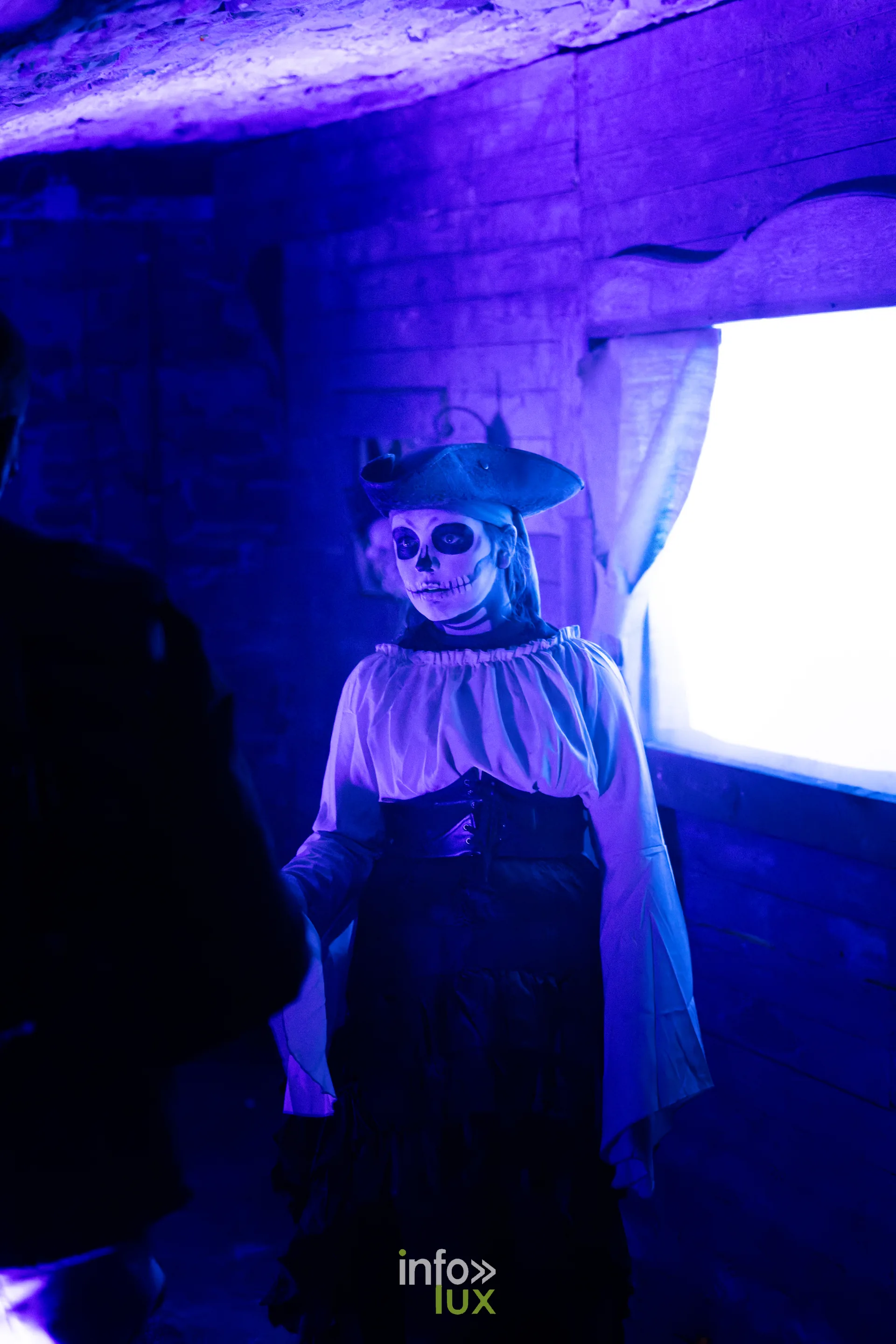 Fantastique Halloween 2026, château de Lavaux-Sainte-Anne (Rochefort) : une figurante maquillée en squelette (photo Mike Marino)