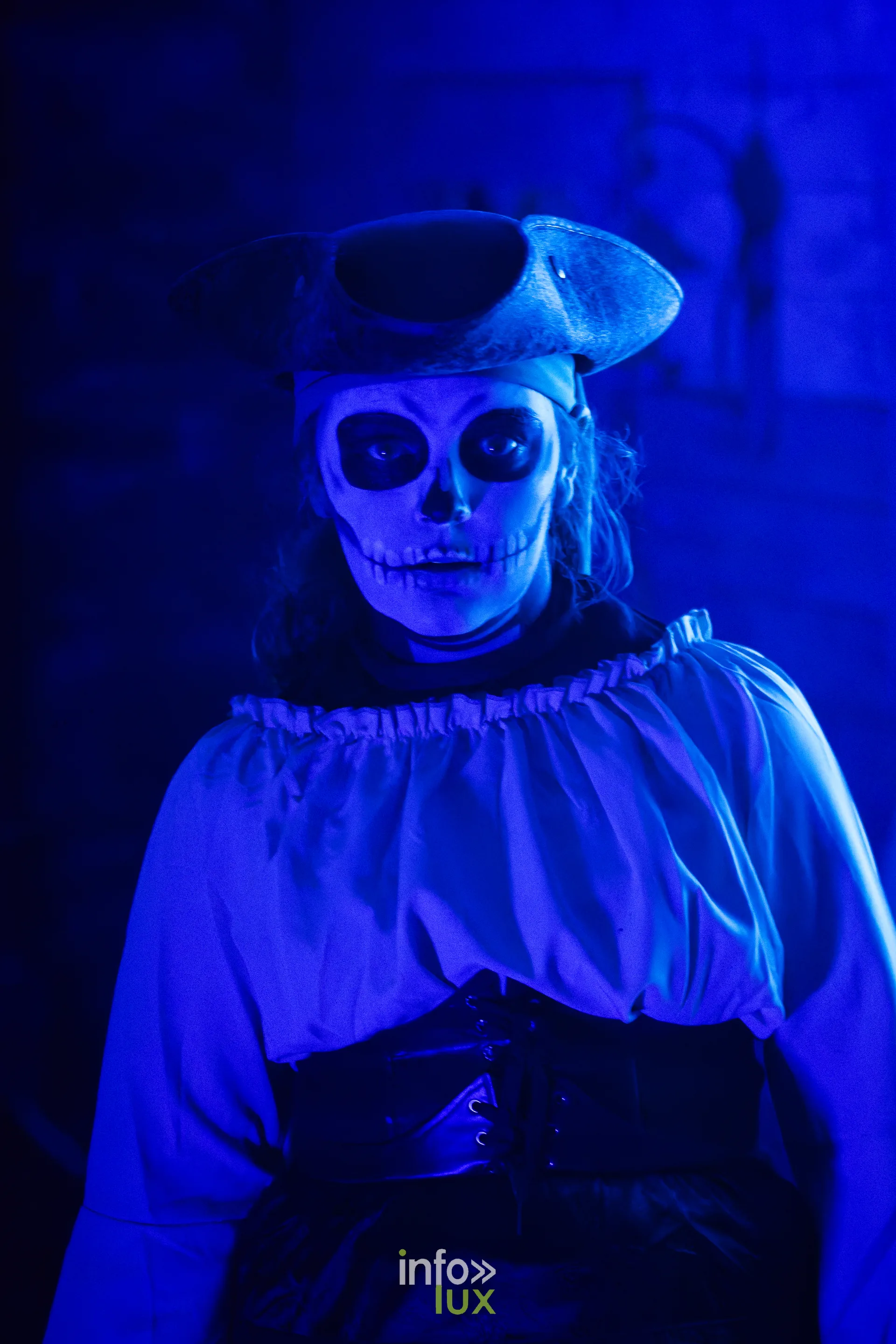 Fantastique Halloween 2026, château de Lavaux-Sainte-Anne (Rochefort) : une figurante maquillée en squelette (photo Mike Marino)