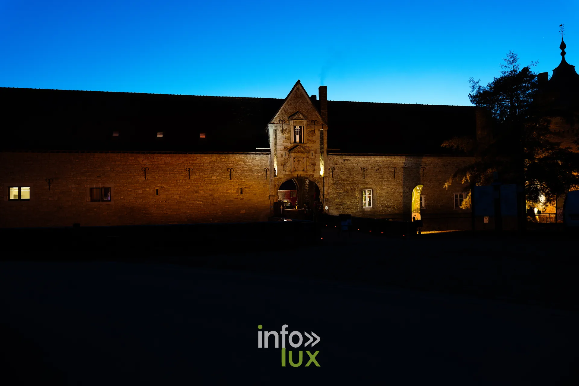 Fantastique Halloween 2026, château de Lavaux-Sainte-Anne (Rochefort) : la façade du château à la tombée de la nuit (photo Mike Marino)