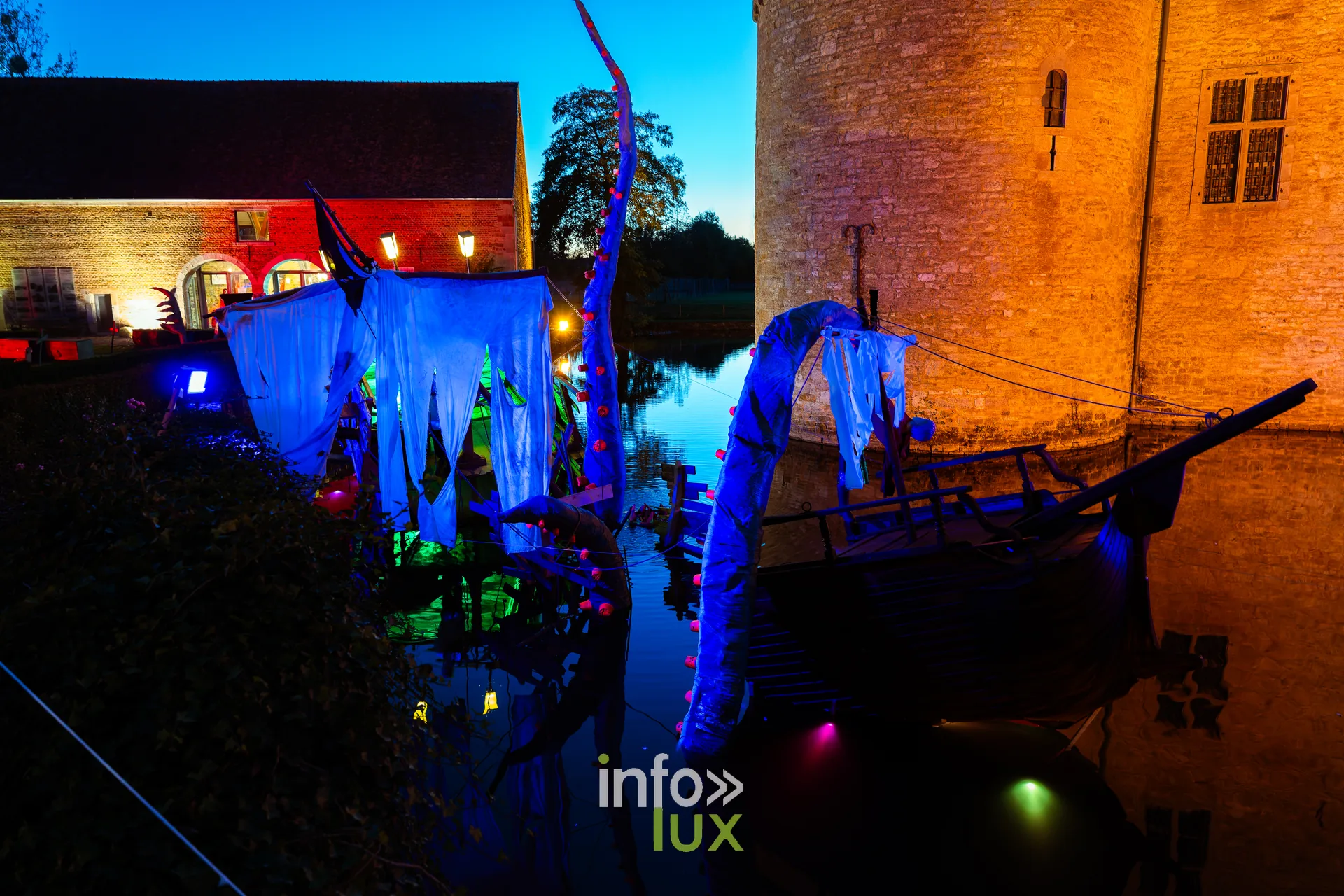 Fantastique Halloween 2026, château de Lavaux-Sainte-Anne (Rochefort) : un décor de bateau dans les douves du château (photo Mike Marino)