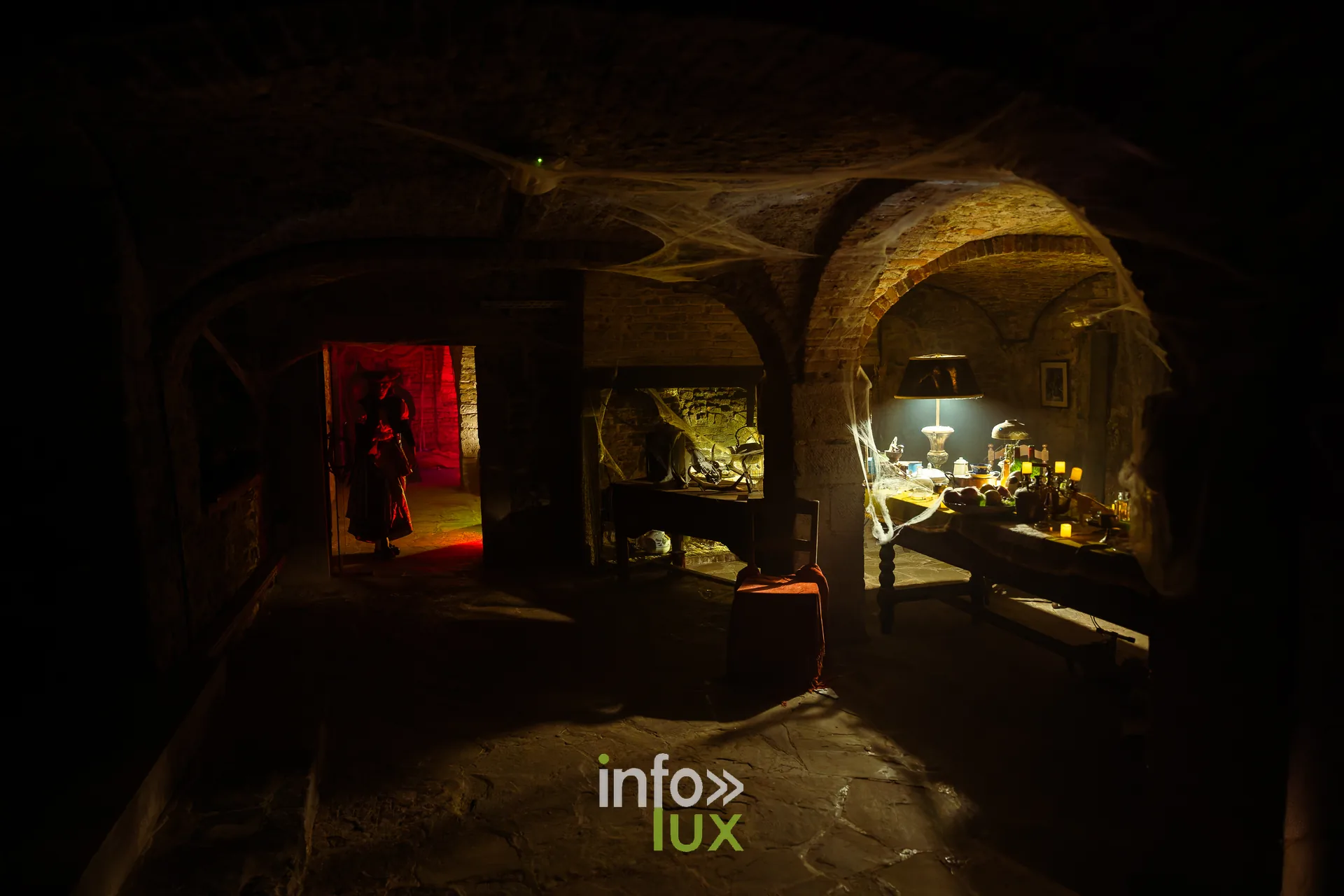 Fantastique Halloween 2026, château de Lavaux-Sainte-Anne (Rochefort) : une cave voûtée décorée pour Halloween (photo Mike Marino)