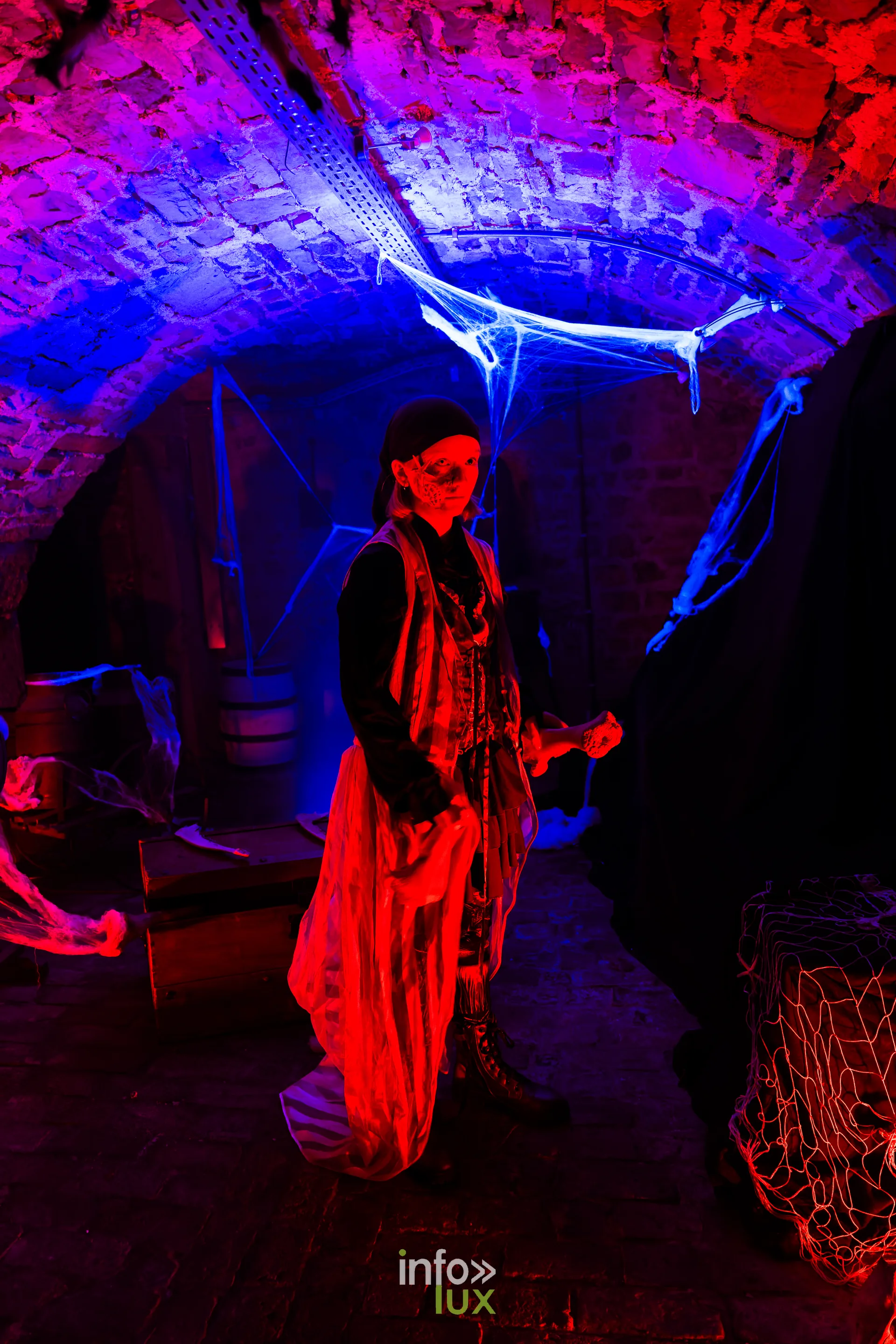 Fantastique Halloween 2026, château de Lavaux-Sainte-Anne (Rochefort) : une figurante dans une cave du château (photo Mike Marino)