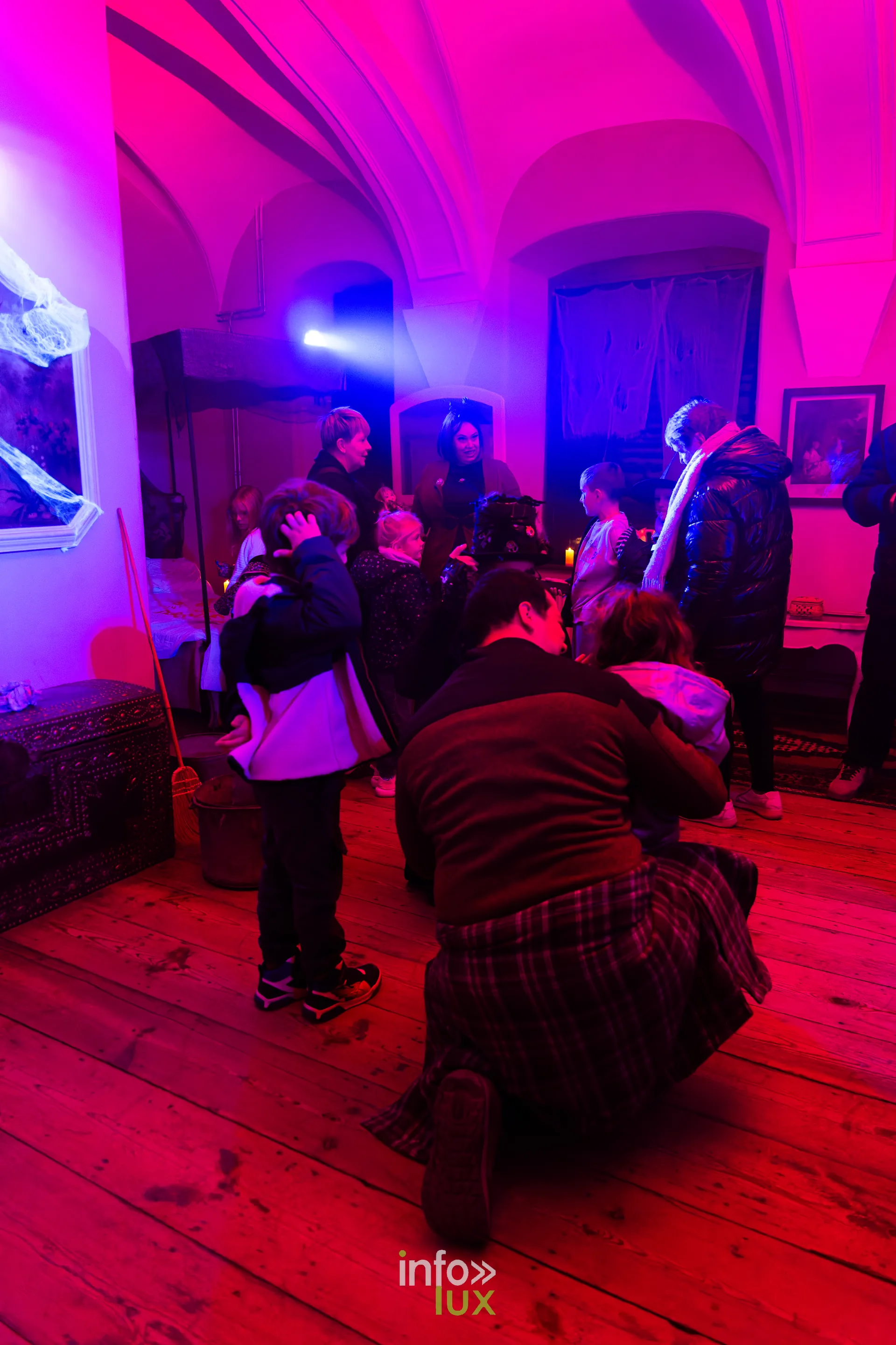Fantastique Halloween 2026, château de Lavaux-Sainte-Anne (Rochefort) : des visiteurs dans une salle du parcours (photo Mike Marino)