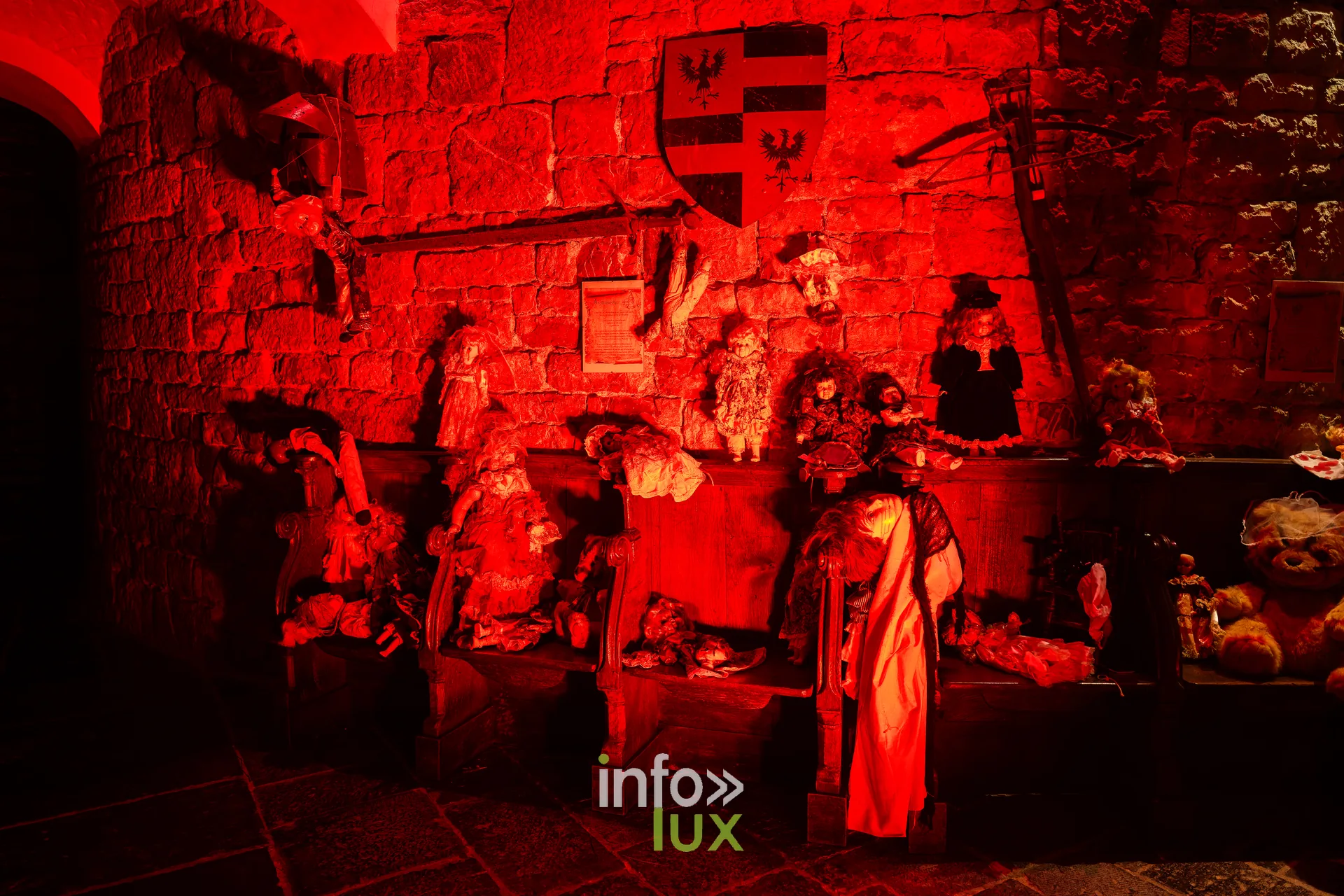 Fantastique Halloween 2026, château de Lavaux-Sainte-Anne (Rochefort) : une salle décorée du parcours (photo Mike Marino)
