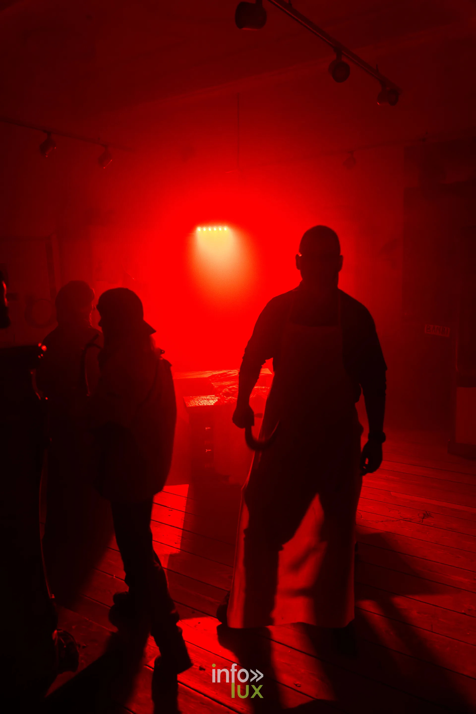 Fantastique Halloween 2026, château de Lavaux-Sainte-Anne (Rochefort) : des visiteurs dans une salle du parcours (photo Mike Marino)