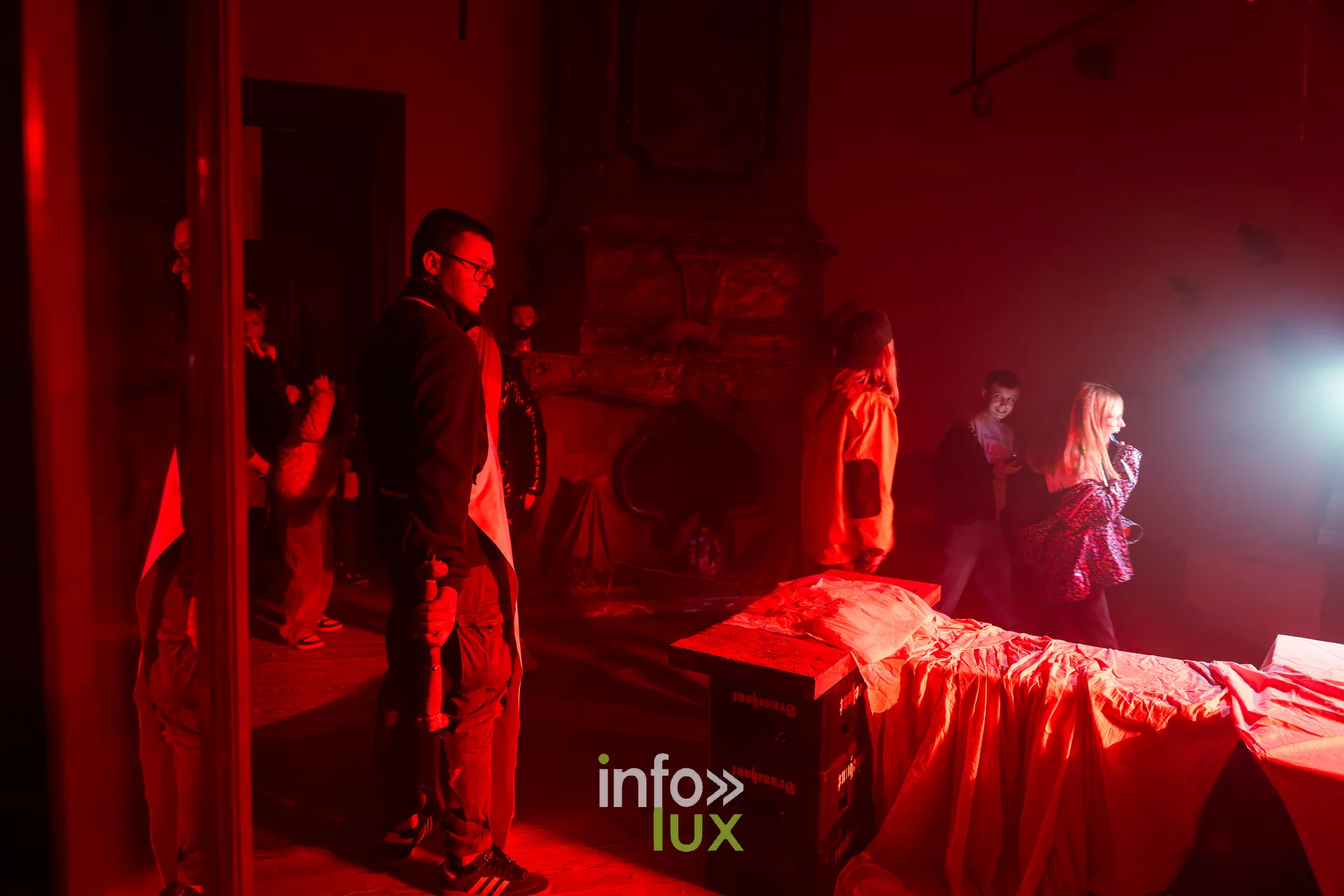 Fantastique Halloween 2026, château de Lavaux-Sainte-Anne (Rochefort) : des visiteurs dans une chambre décorée (photo Mike Marino)
