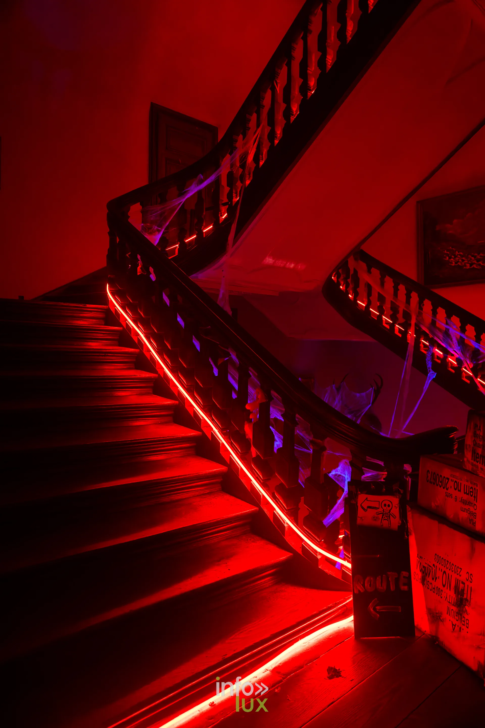 Fantastique Halloween 2026, château de Lavaux-Sainte-Anne (Rochefort) : un escalier du château décoré pour Halloween (photo Mike Marino)