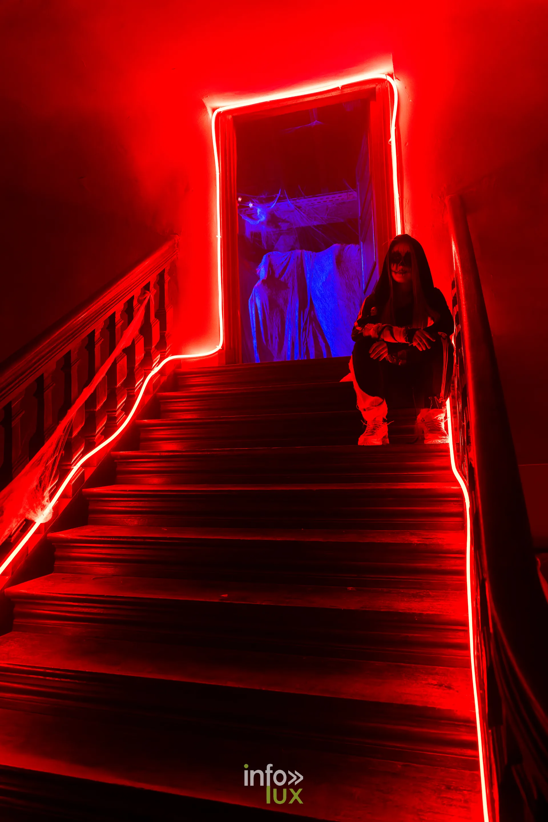 Fantastique Halloween 2026, château de Lavaux-Sainte-Anne (Rochefort) : un escalier du château décoré pour Halloween (photo Mike Marino)