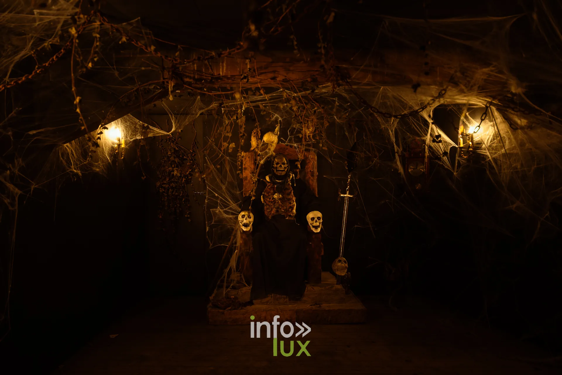 Fantastique Halloween 2026, château de Lavaux-Sainte-Anne (Rochefort) : un squelette sur un trône, dans une cave décorée (photo Mike Marino)