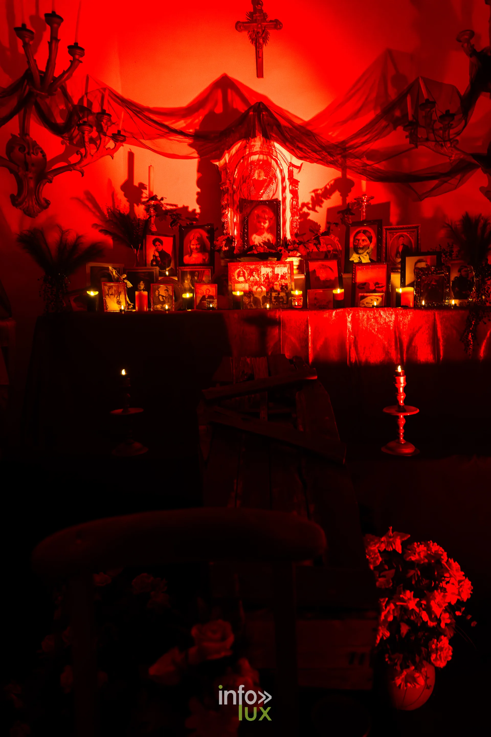 Fantastique Halloween 2026, château de Lavaux-Sainte-Anne (Rochefort) : un autel décoré de portraits et de bougies (photo Mike Marino)