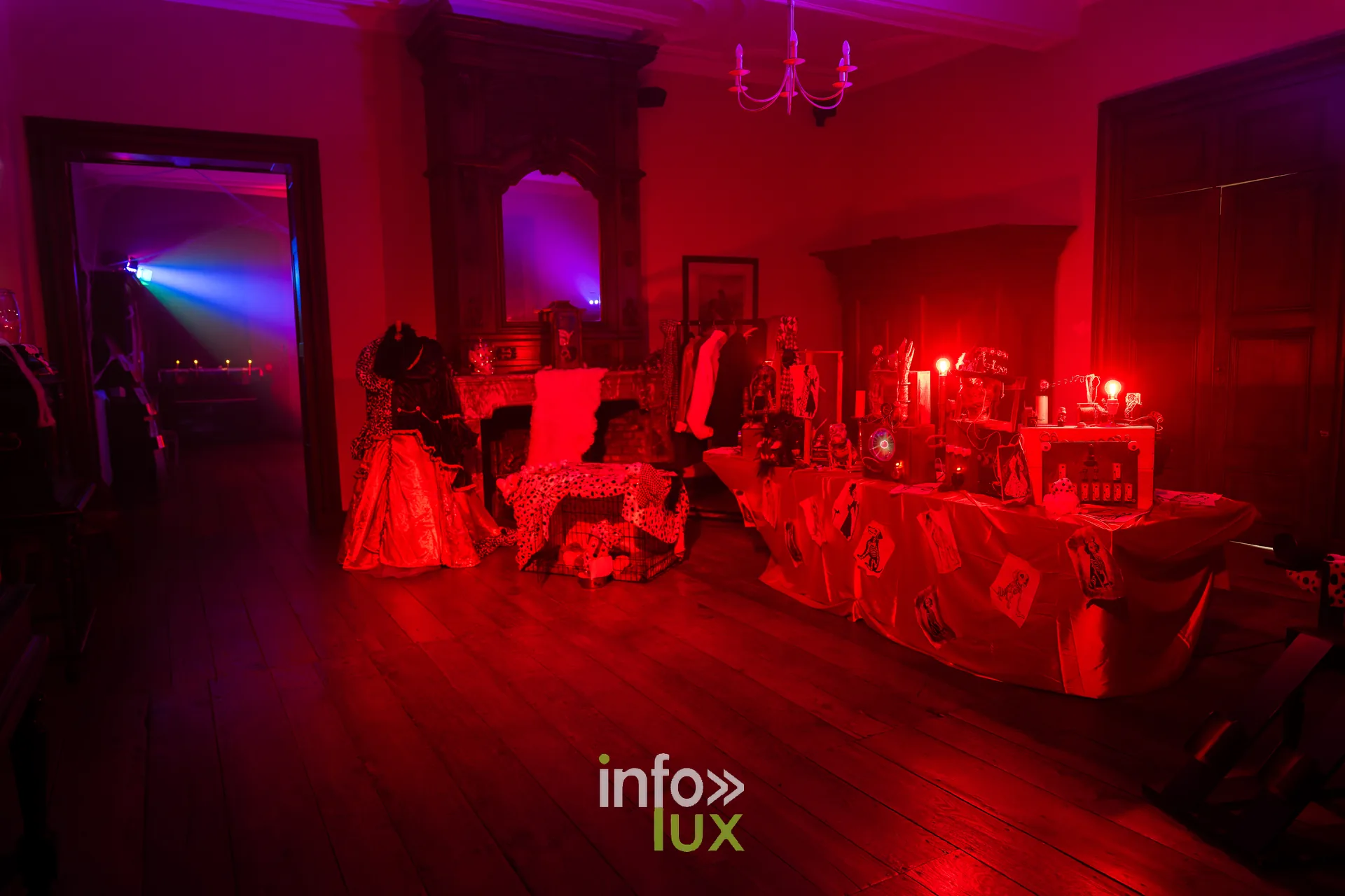 Fantastique Halloween 2026, château de Lavaux-Sainte-Anne (Rochefort) : une salle décorée du parcours (photo Mike Marino)