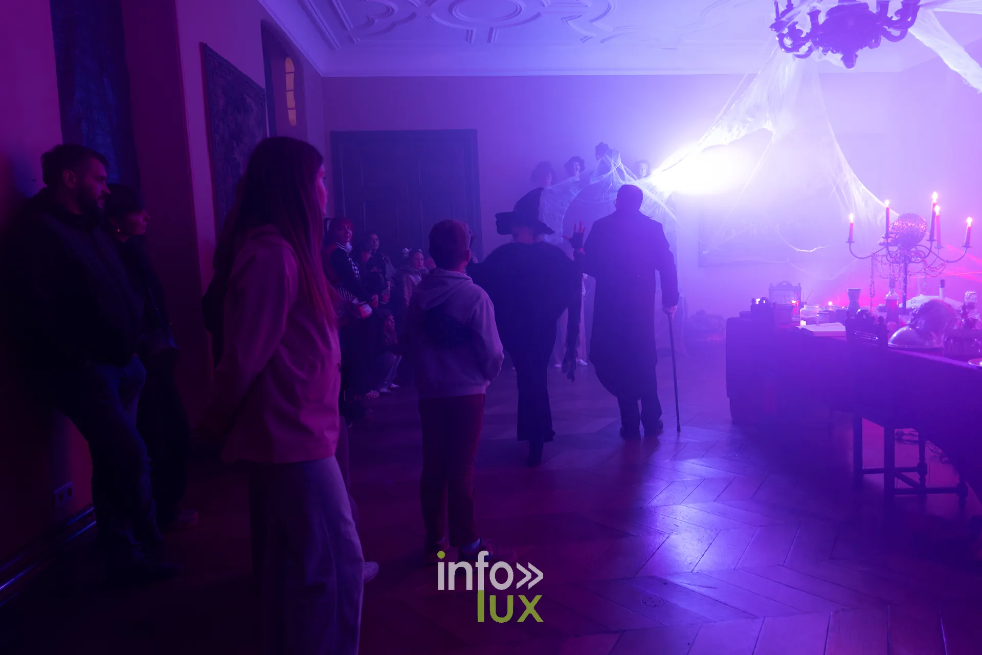 Fantastique Halloween 2026, château de Lavaux-Sainte-Anne (Rochefort) : des visiteurs dans une salle du parcours (photo Mike Marino)