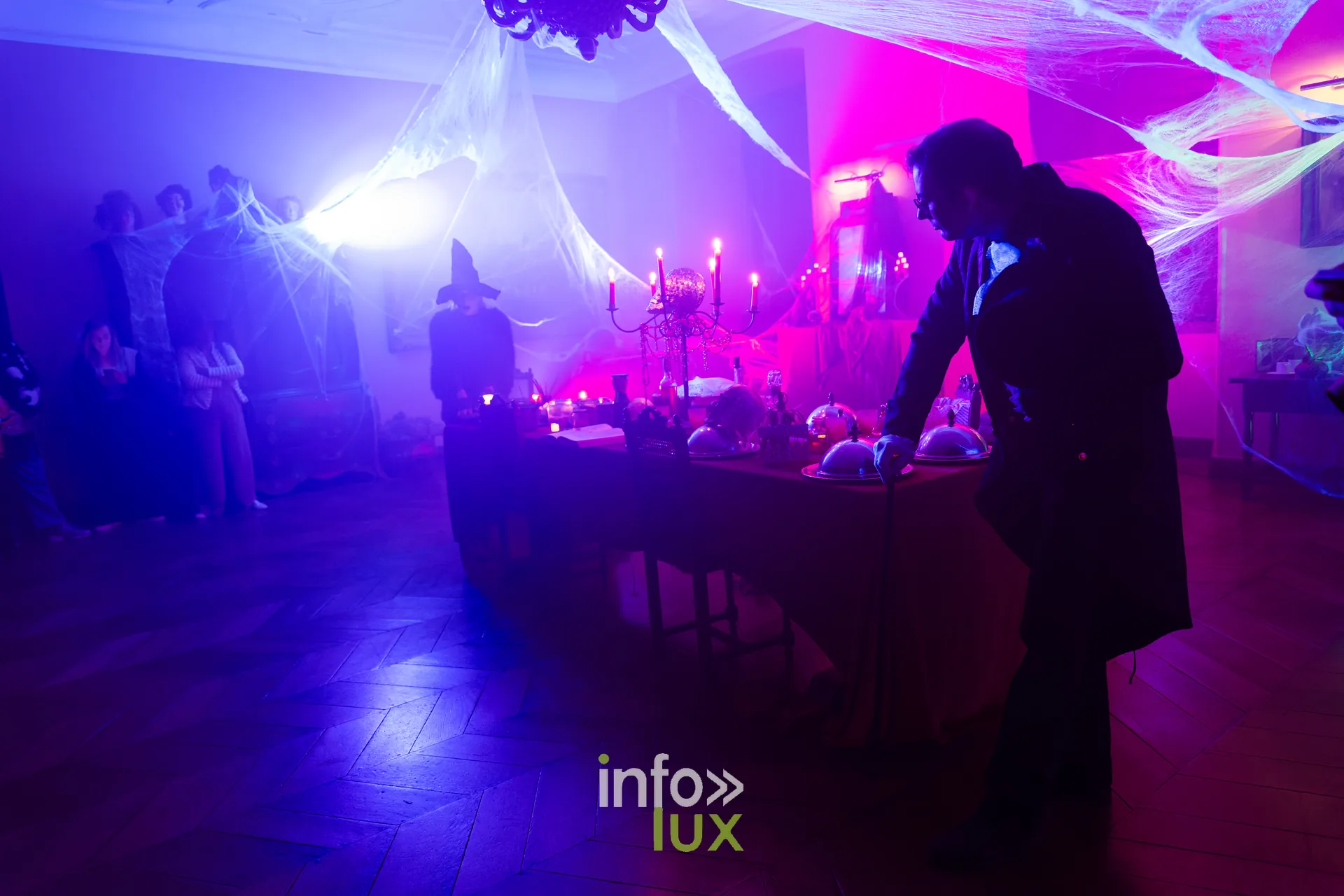Fantastique Halloween 2026, château de Lavaux-Sainte-Anne (Rochefort) : un figurant et des visiteurs dans une salle du parcours (photo Mike Marino)