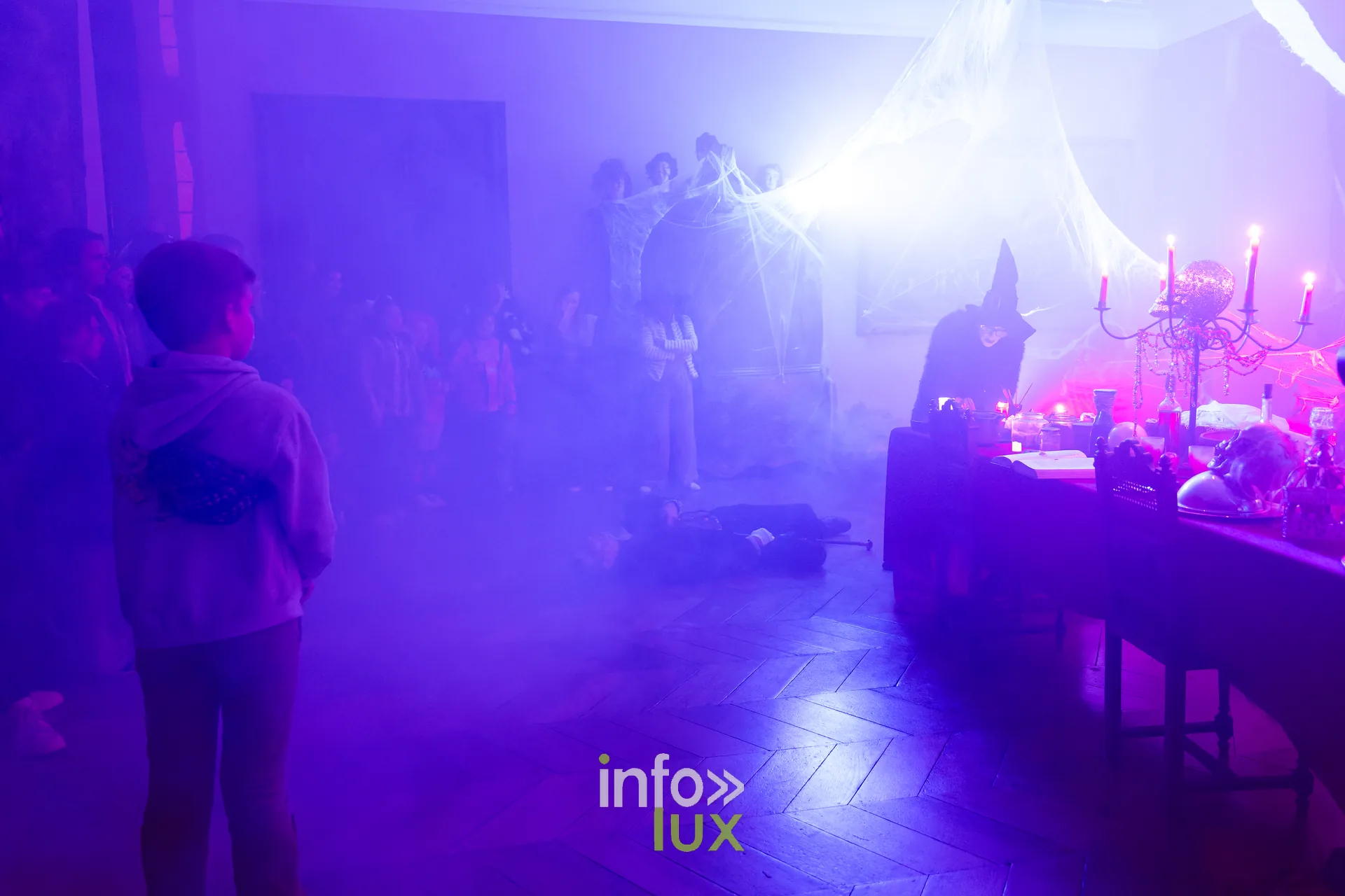 Fantastique Halloween 2026, château de Lavaux-Sainte-Anne (Rochefort) : un visiteur dans une salle du parcours (photo Mike Marino)