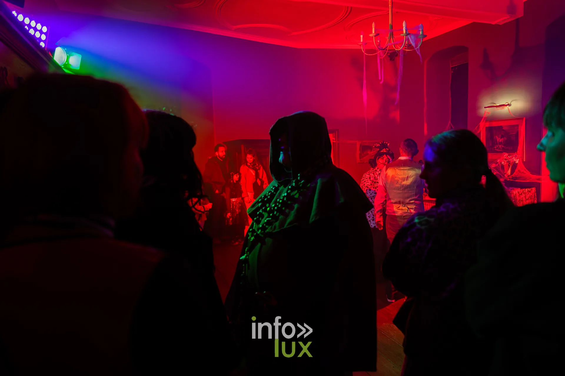 Fantastique Halloween 2026, château de Lavaux-Sainte-Anne (Rochefort) : des visiteurs dans une salle du parcours (photo Mike Marino)