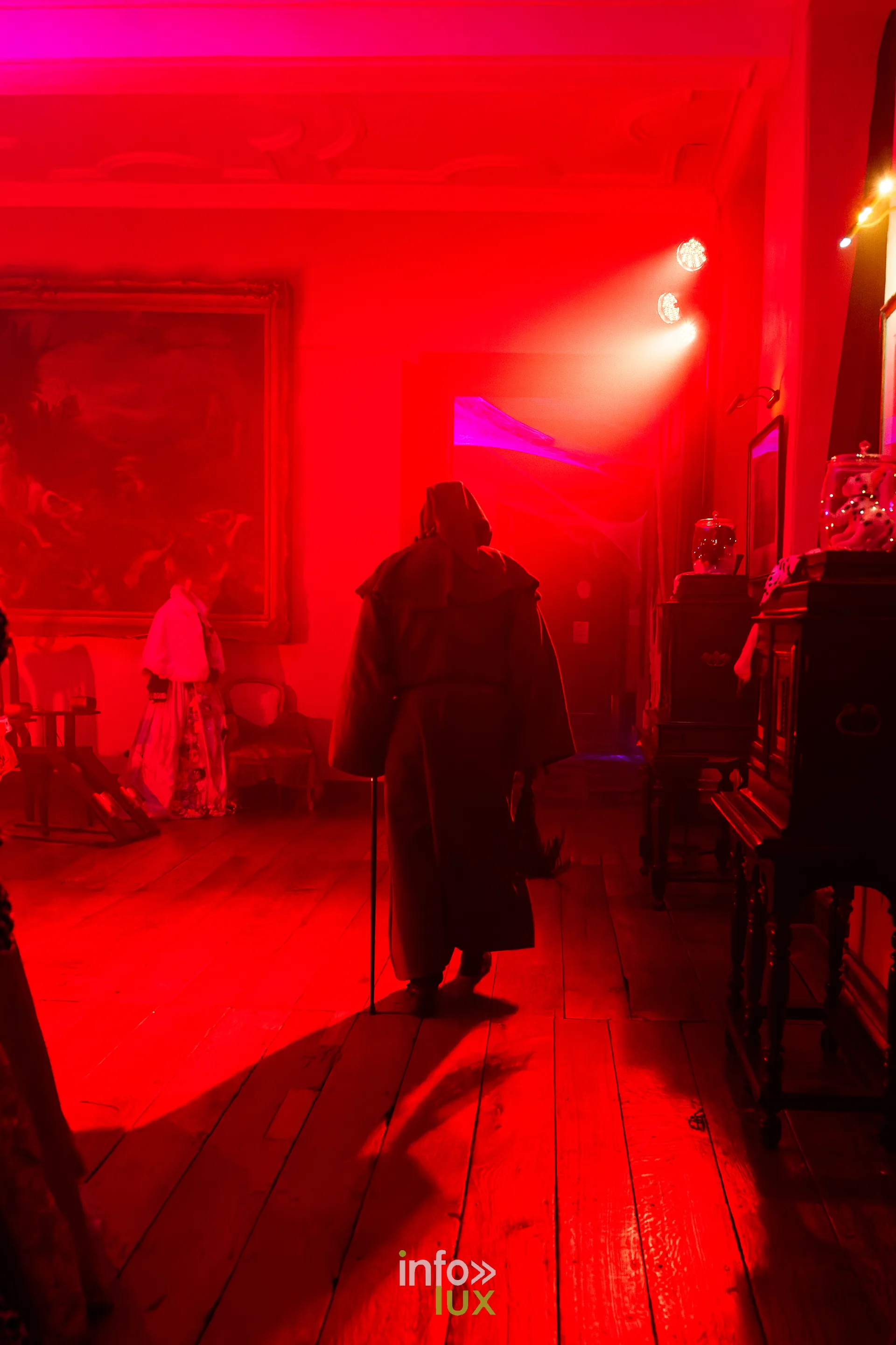Fantastique Halloween 2026, château de Lavaux-Sainte-Anne (Rochefort) : un figurant dans une salle du parcours (photo Mike Marino)