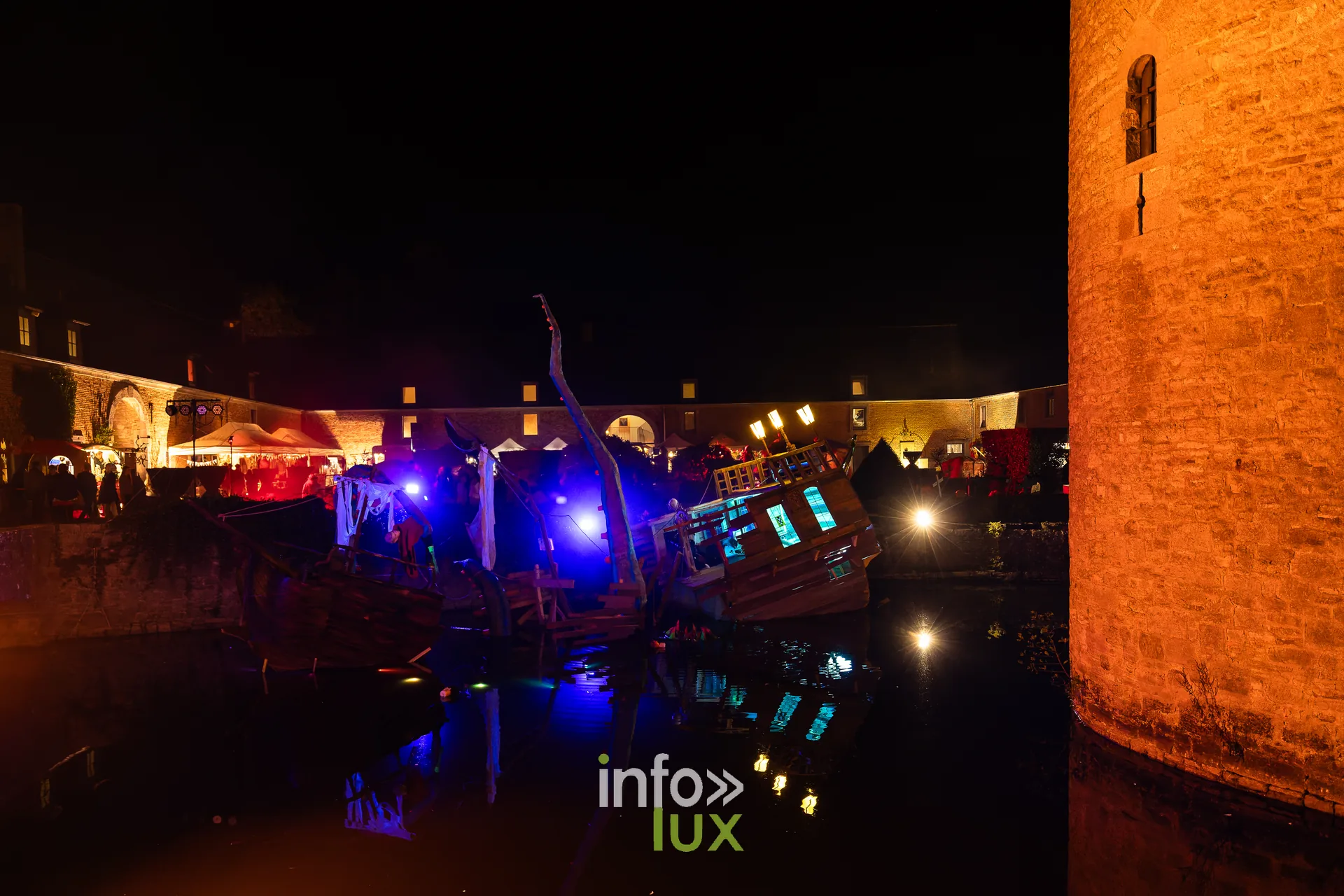 Fantastique Halloween 2026, château de Lavaux-Sainte-Anne (Rochefort) : le décor de bateau dans les douves, de nuit (photo Mike Marino)