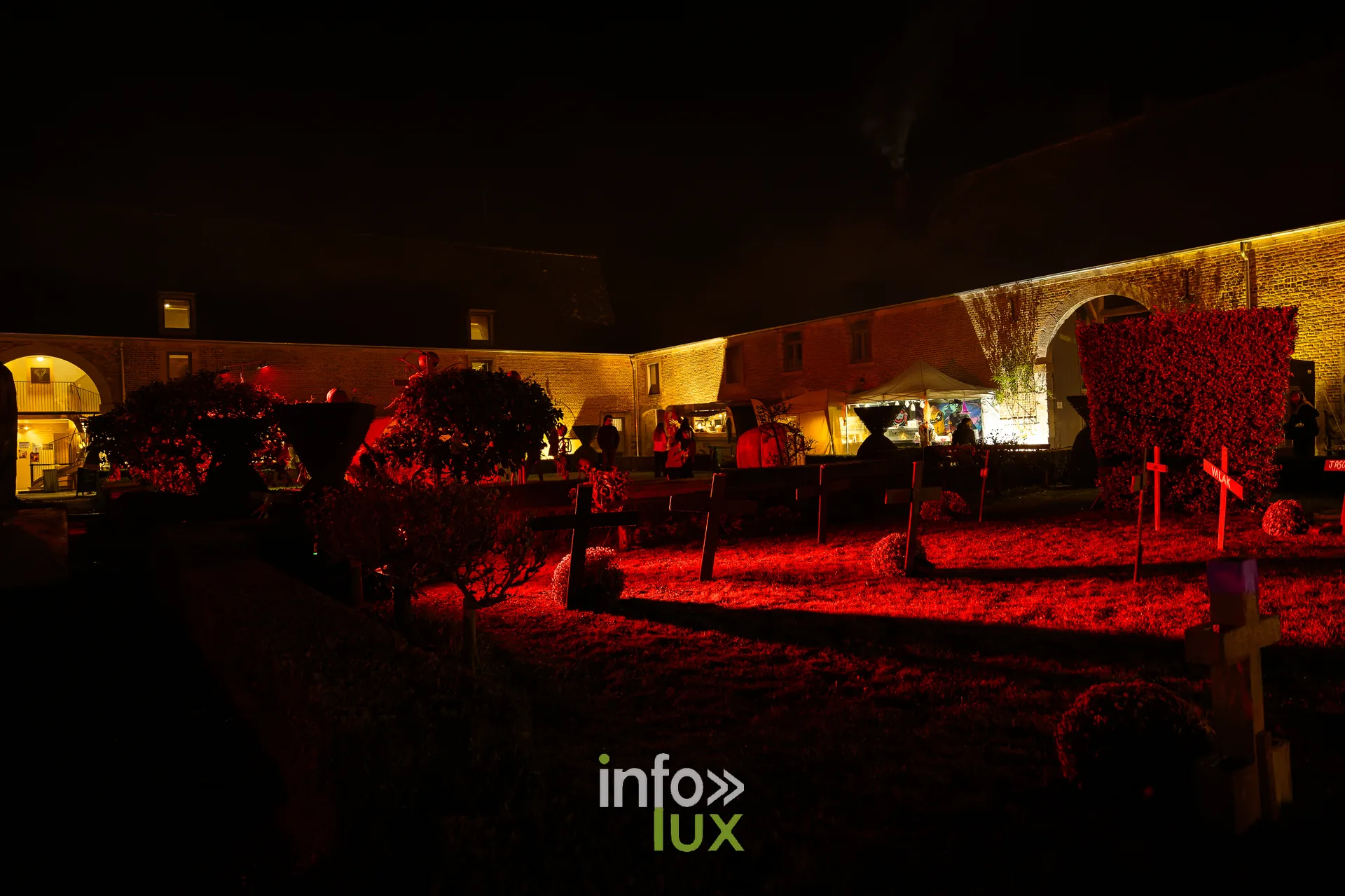 Fantastique Halloween 2026, château de Lavaux-Sainte-Anne (Rochefort) : les extérieurs du château décorés pour Halloween (photo Mike Marino)