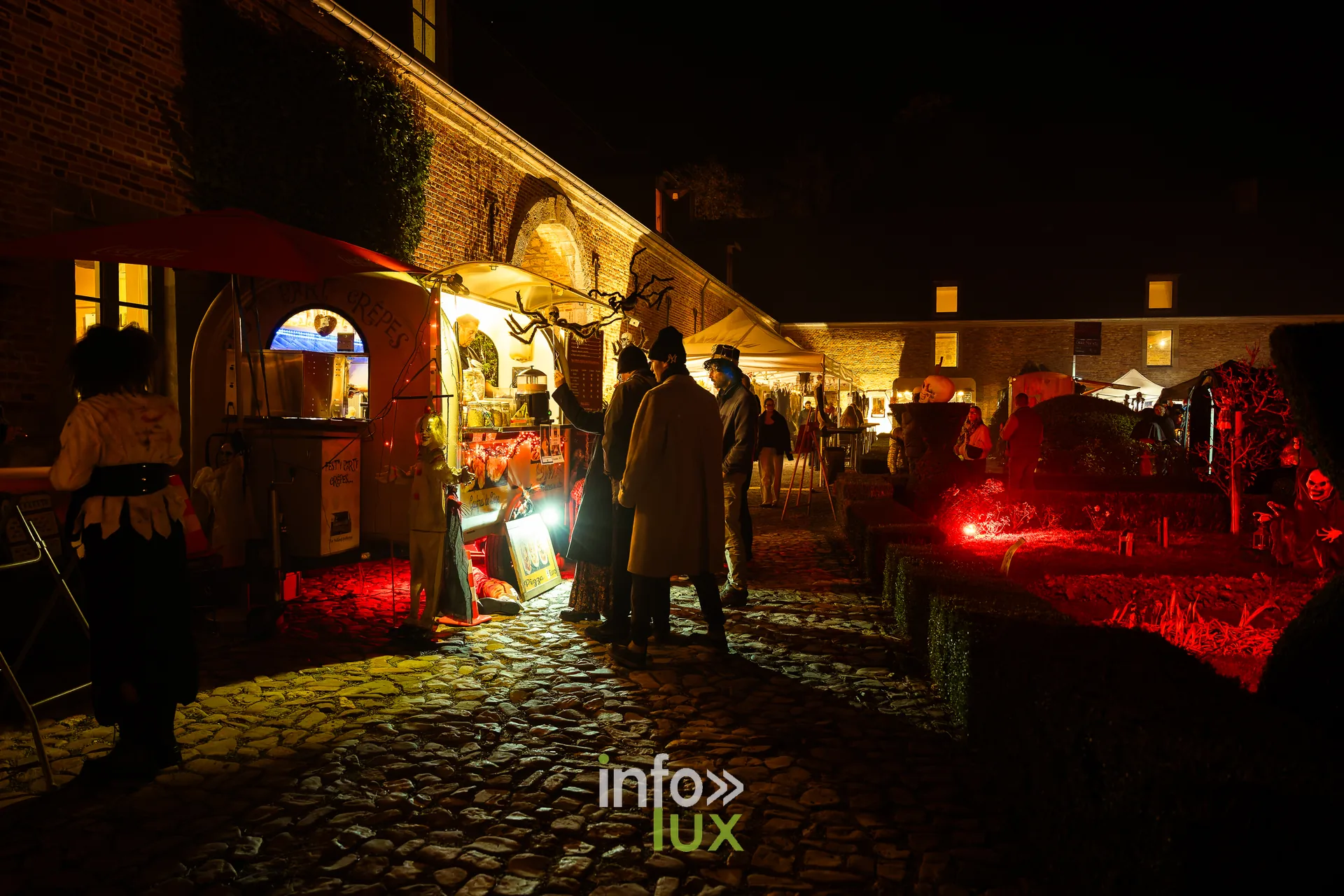 Fantastique Halloween 2026, château de Lavaux-Sainte-Anne (Rochefort) : des visiteurs dans les extérieurs du château (photo Mike Marino)