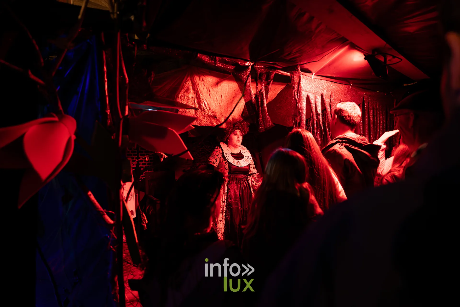 Fantastique Halloween 2026, château de Lavaux-Sainte-Anne (Rochefort) : des figurants et des visiteurs dans un décor du parcours (photo Mike Marino)