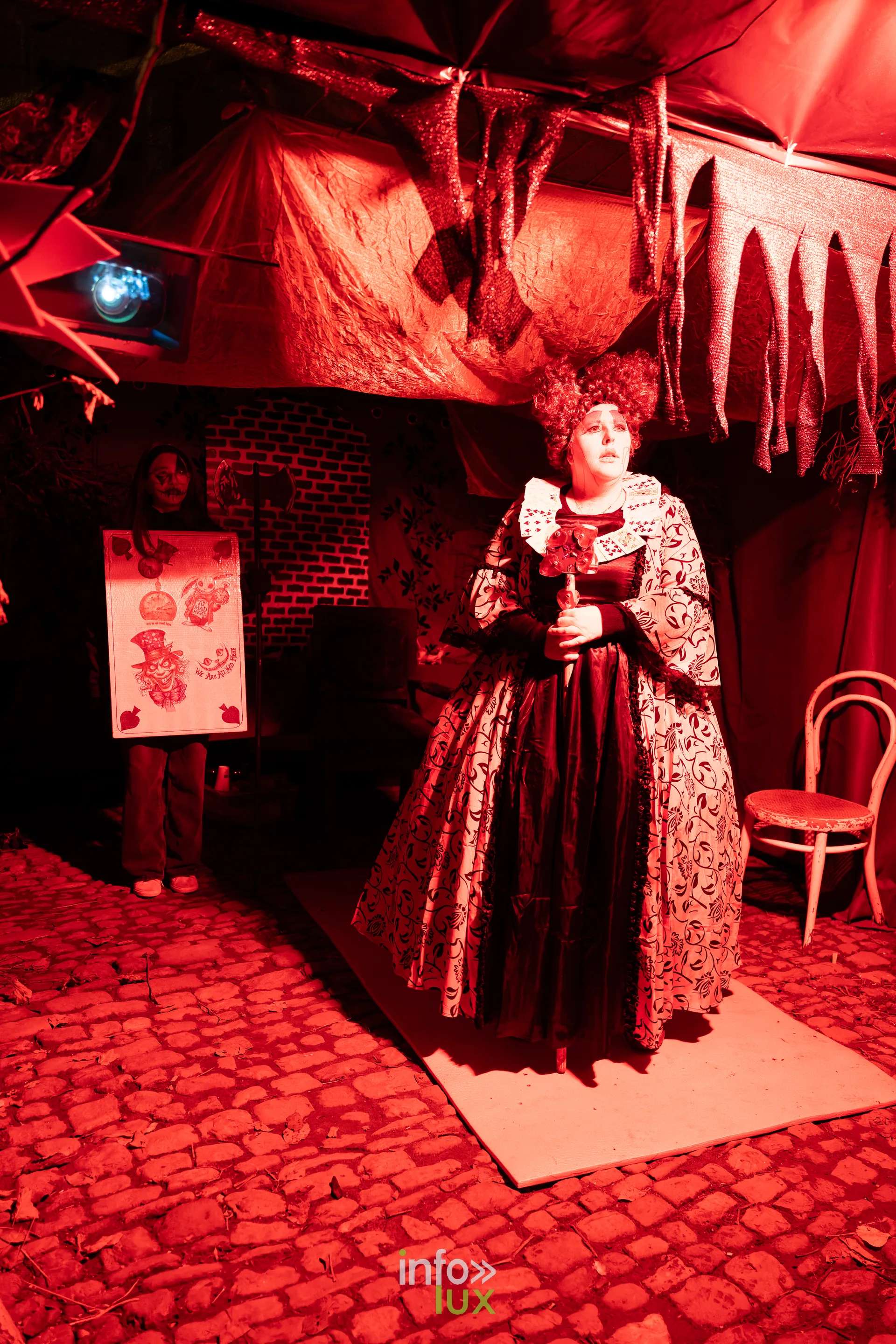 Fantastique Halloween 2026, château de Lavaux-Sainte-Anne (Rochefort) : une figurante en costume de reine (photo Mike Marino)