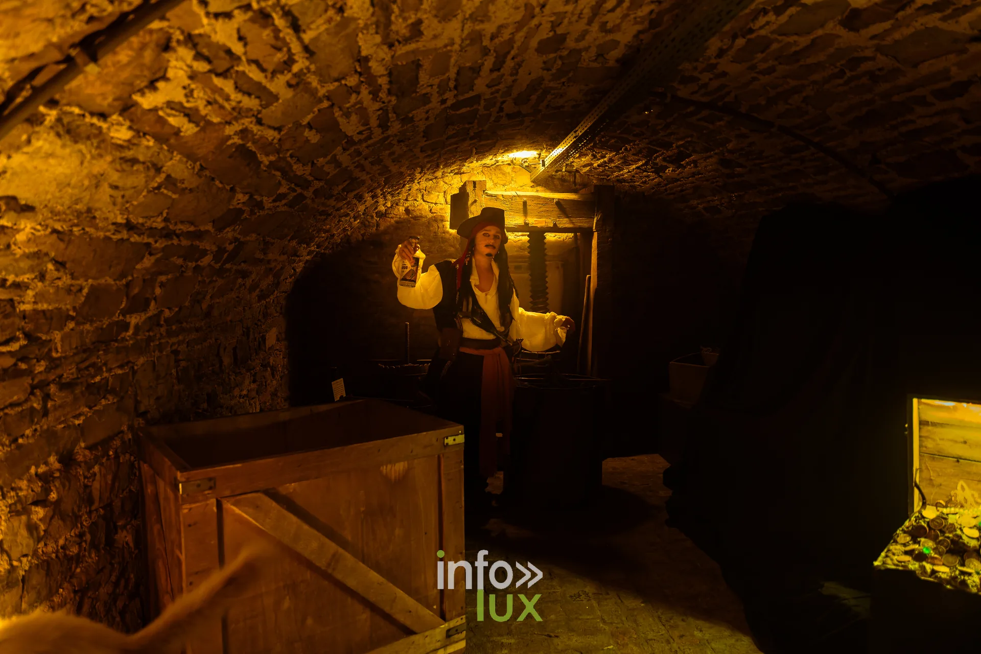 Fantastique Halloween 2026, château de Lavaux-Sainte-Anne (Rochefort) : un figurant dans une cave du château (photo Mike Marino)