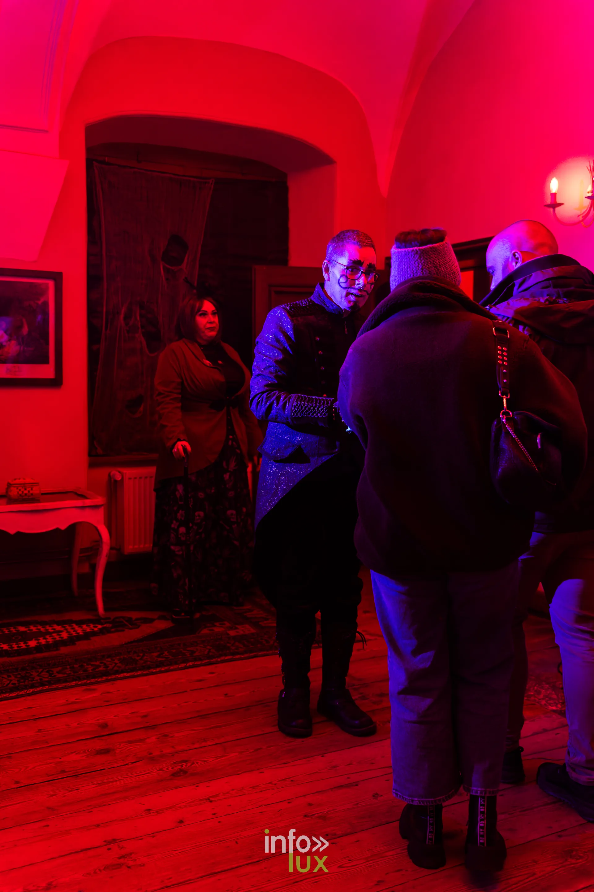 Fantastique Halloween 2026, château de Lavaux-Sainte-Anne (Rochefort) : des visiteurs dans une salle du parcours (photo Mike Marino)