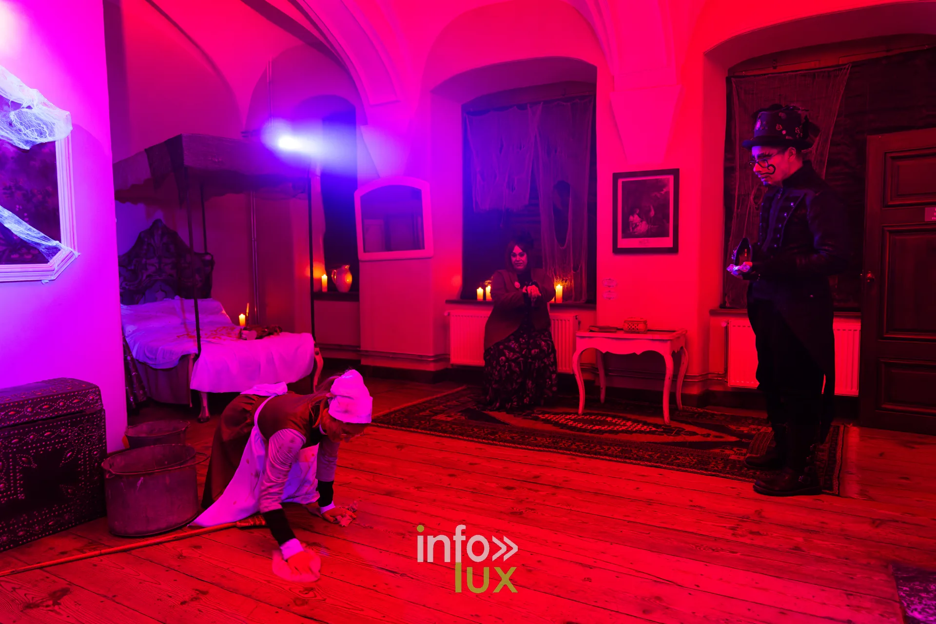 Fantastique Halloween 2026, château de Lavaux-Sainte-Anne (Rochefort) : des figurants et des visiteurs dans une salle du parcours (photo Mike Marino)