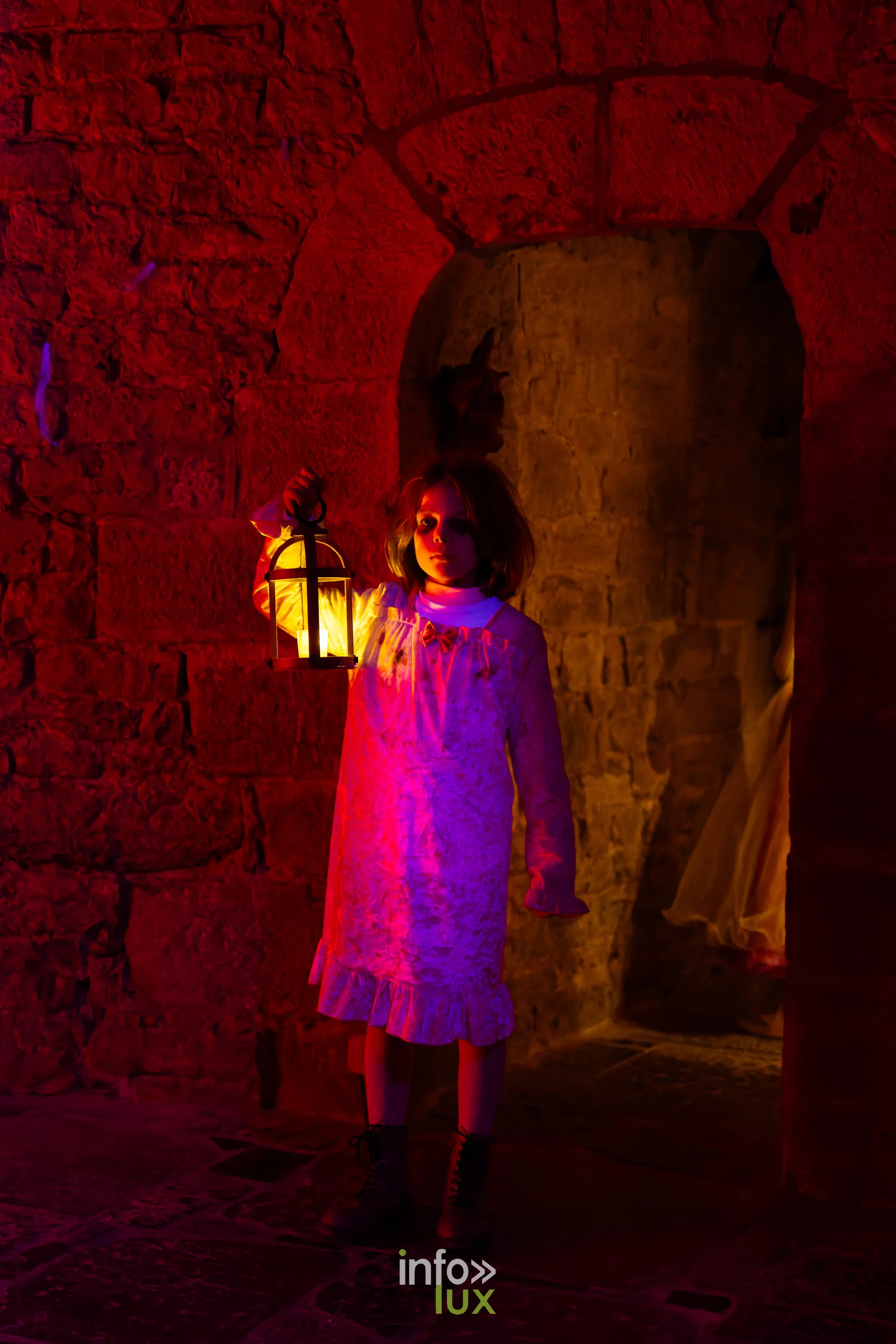 Fantastique Halloween 2026, château de Lavaux-Sainte-Anne (Rochefort) : une figurante à la lanterne (photo Mike Marino)