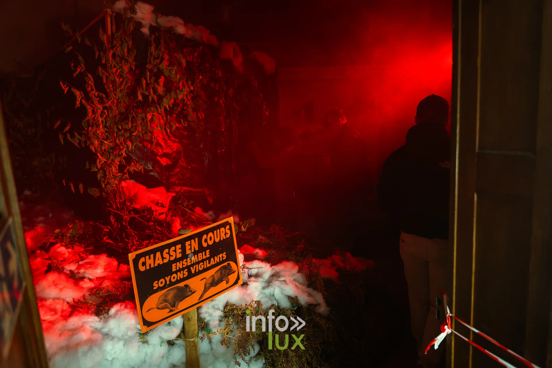 Fantastique Halloween 2026, château de Lavaux-Sainte-Anne (Rochefort) : un panneau « Chasse en cours » dans le décor du parcours (photo Mike Marino)