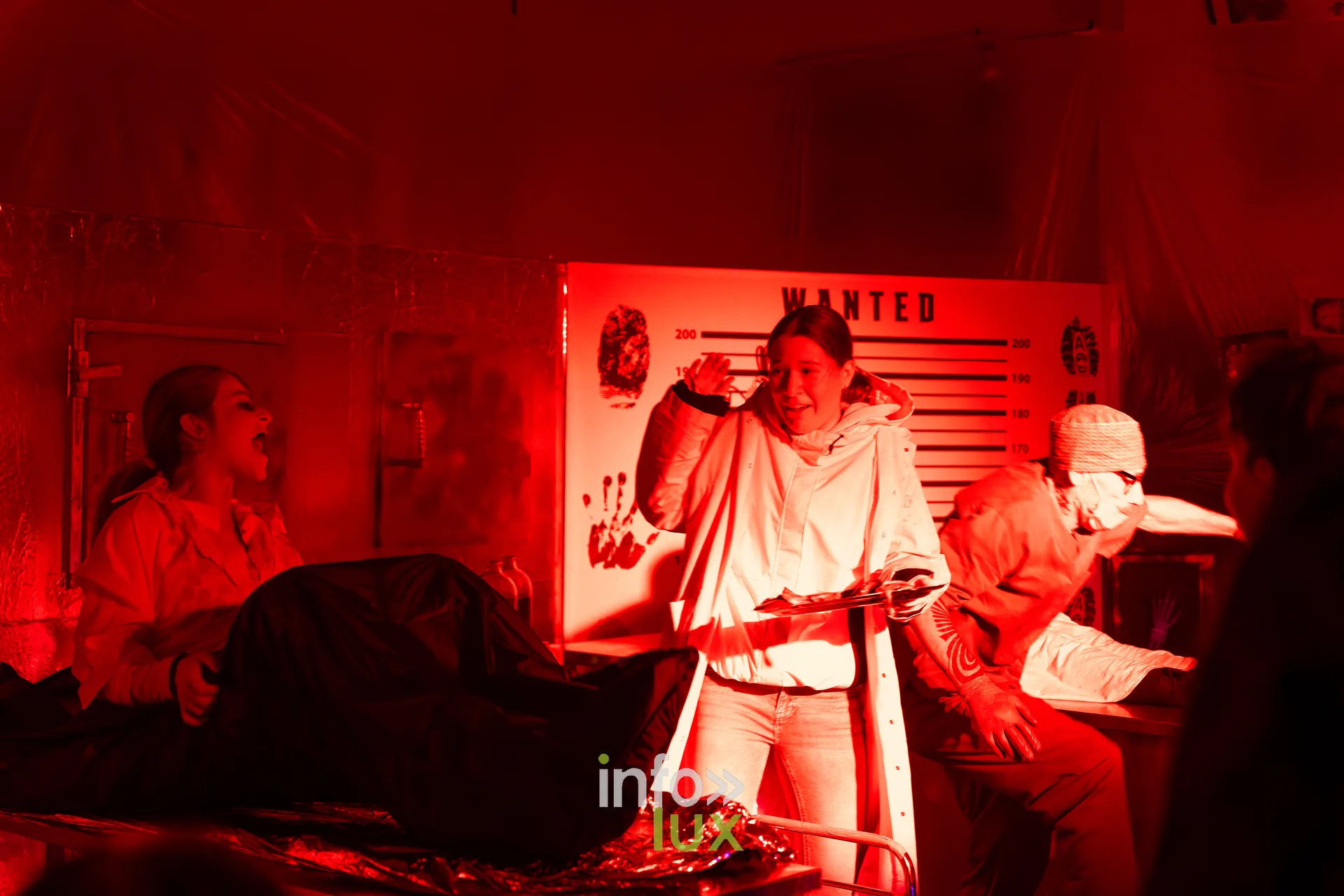 Fantastique Halloween 2026, château de Lavaux-Sainte-Anne (Rochefort) : des figurants dans un décor du parcours (photo Mike Marino)