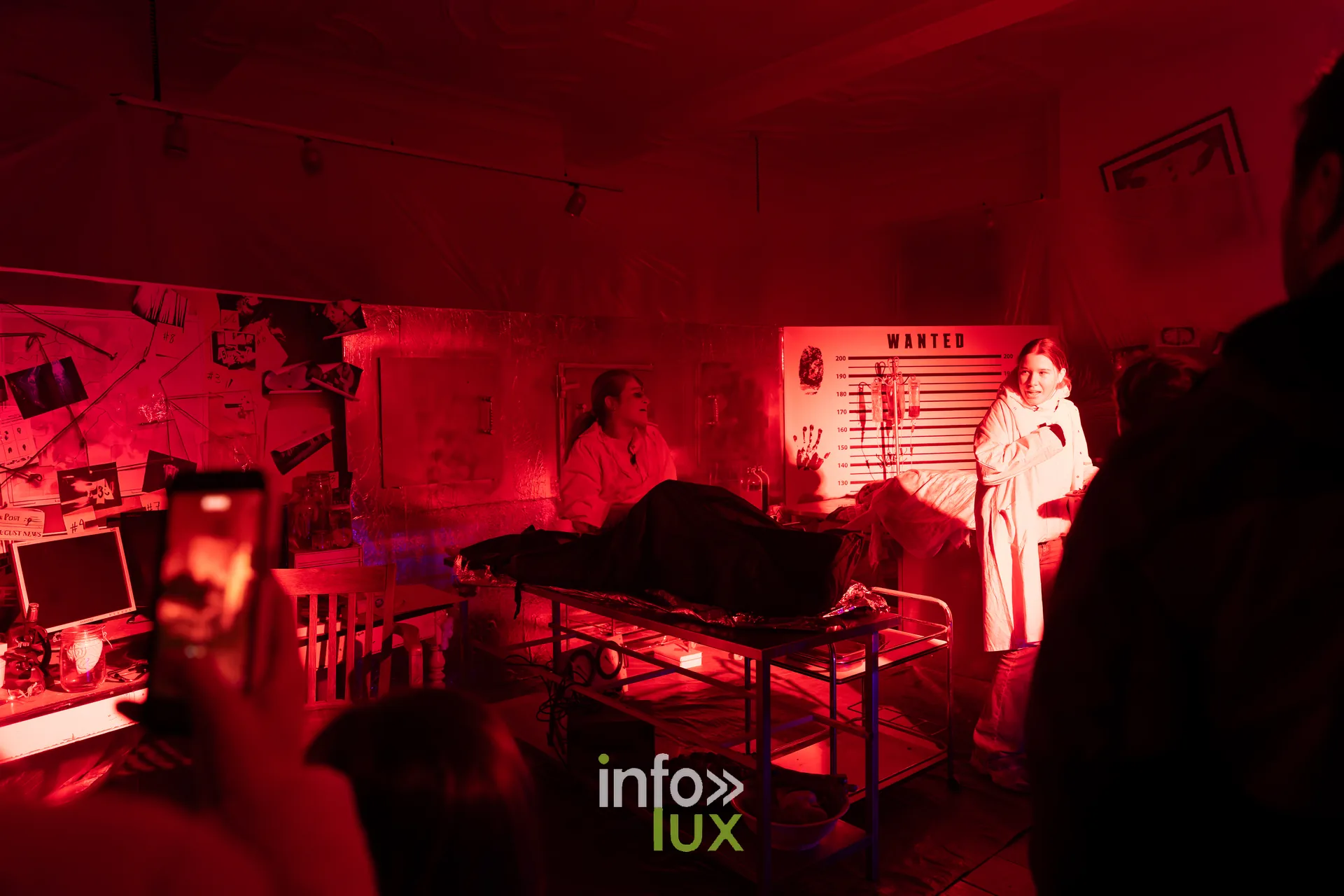 Fantastique Halloween 2026, château de Lavaux-Sainte-Anne (Rochefort) : des figurants et des visiteurs dans un décor du parcours (photo Mike Marino)