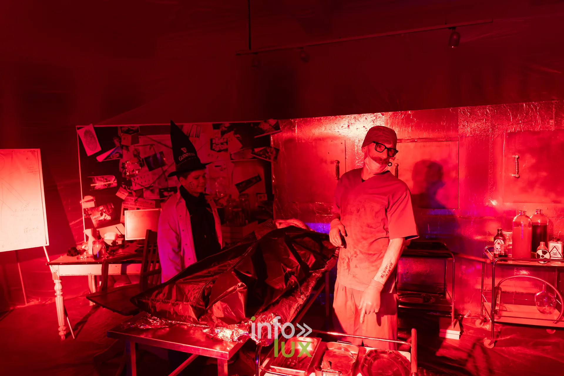 Fantastique Halloween 2026, château de Lavaux-Sainte-Anne (Rochefort) : un figurant dans un décor du parcours (photo Mike Marino)