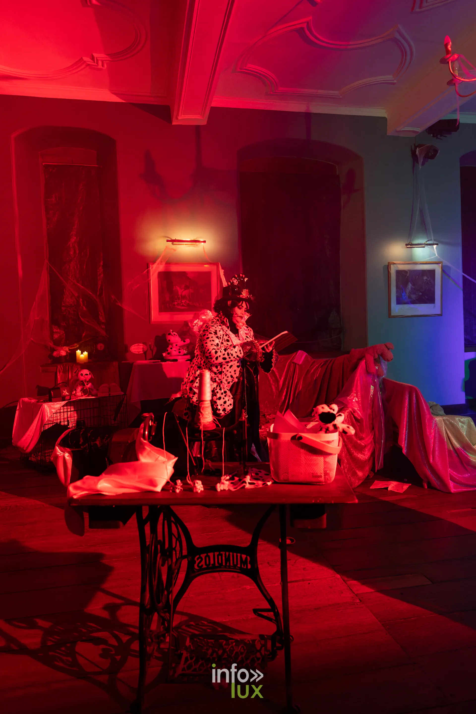 Fantastique Halloween 2026, château de Lavaux-Sainte-Anne (Rochefort) : une salle décorée du parcours (photo Mike Marino)