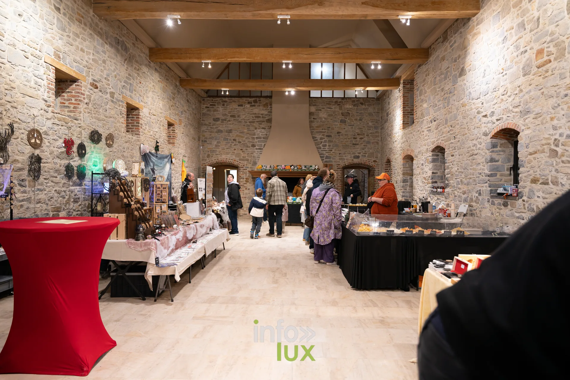 Fantastique Halloween 2026, château de Lavaux-Sainte-Anne (Rochefort) : les stands du marché artisanal (photo Mike Marino)