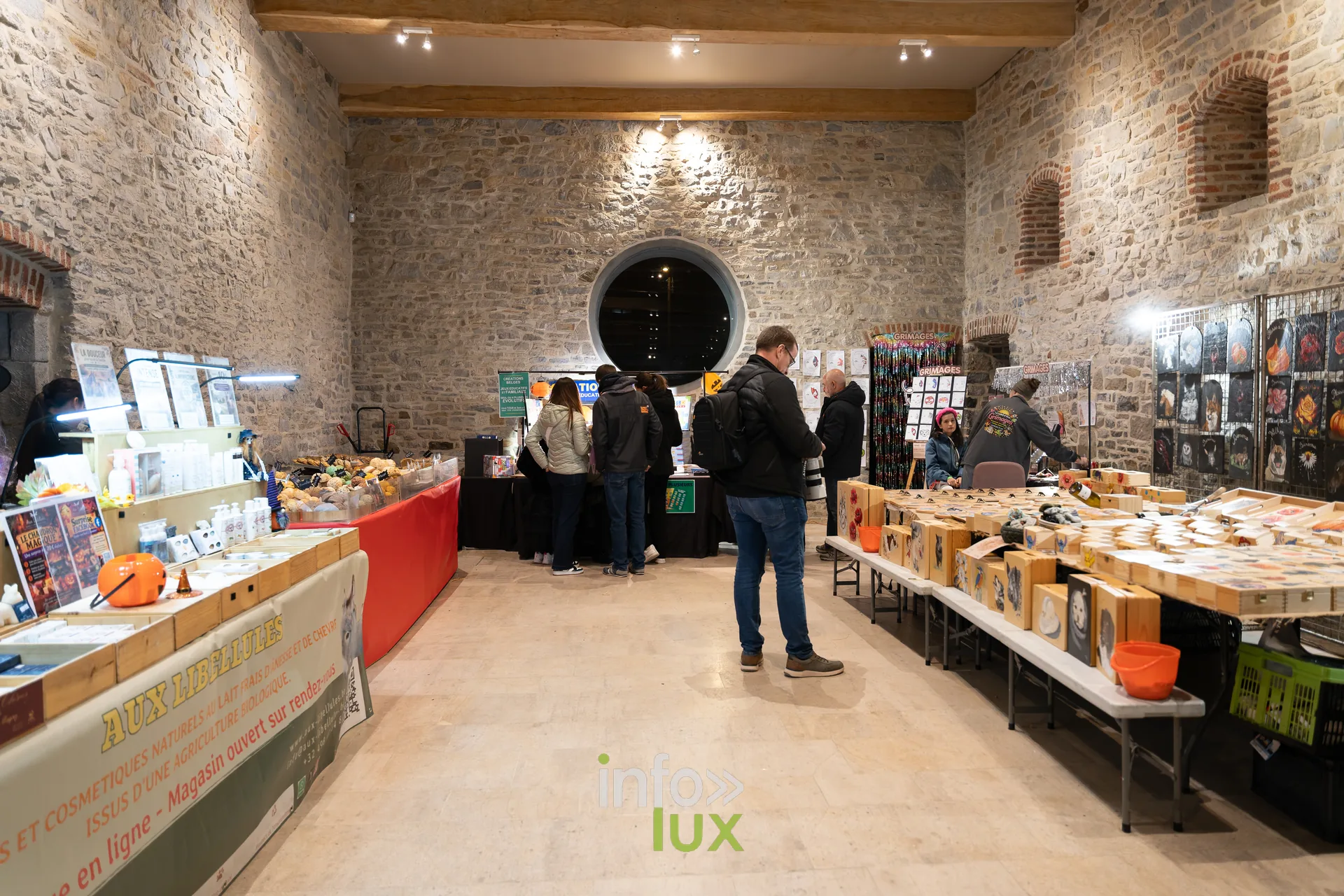 Fantastique Halloween 2026, château de Lavaux-Sainte-Anne (Rochefort) : les stands du marché artisanal (photo Mike Marino)