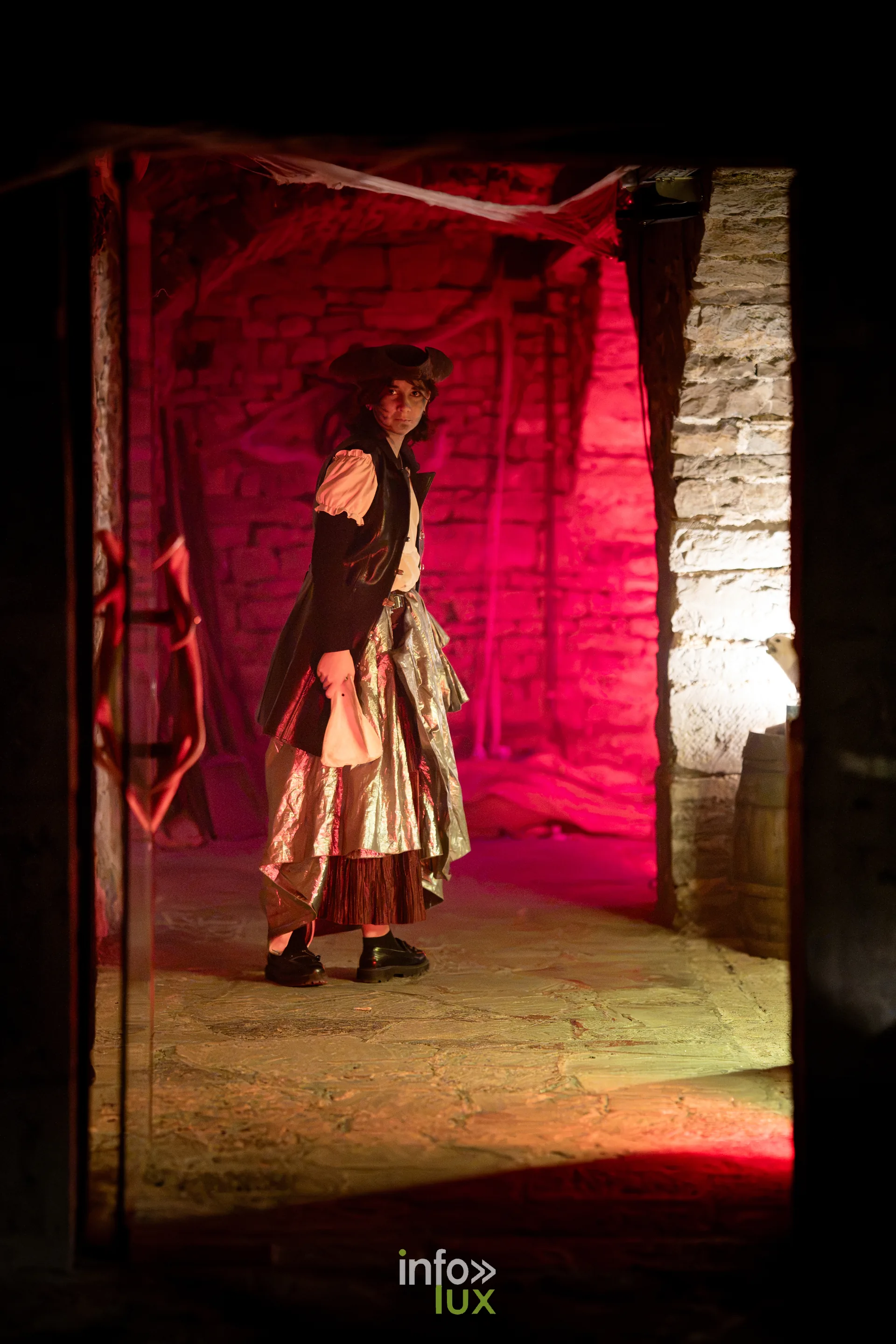 Fantastique Halloween 2026, château de Lavaux-Sainte-Anne (Rochefort) : un figurant costumé du parcours (photo Vincent Beckmann)