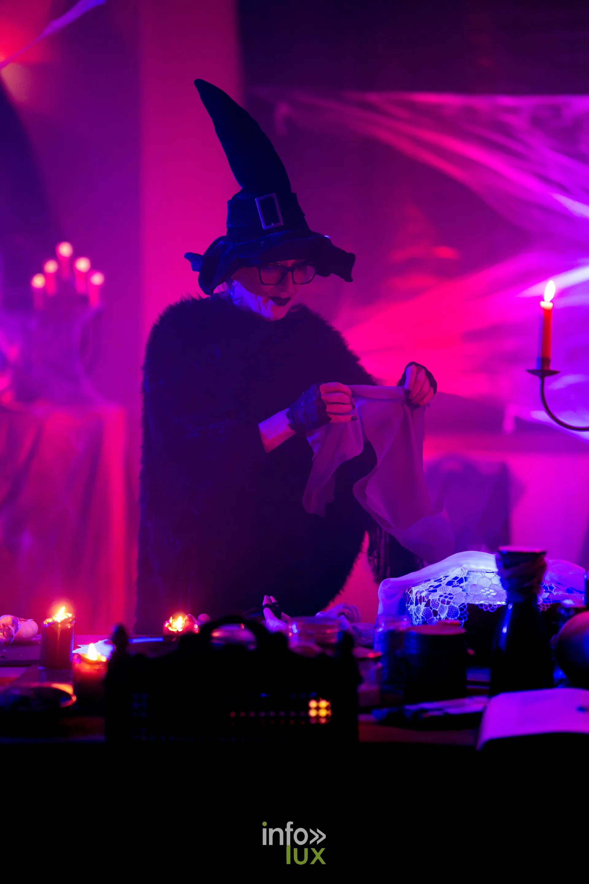 Fantastique Halloween 2026, château de Lavaux-Sainte-Anne (Rochefort) : un figurant costumé du parcours (photo Vincent Beckmann)
