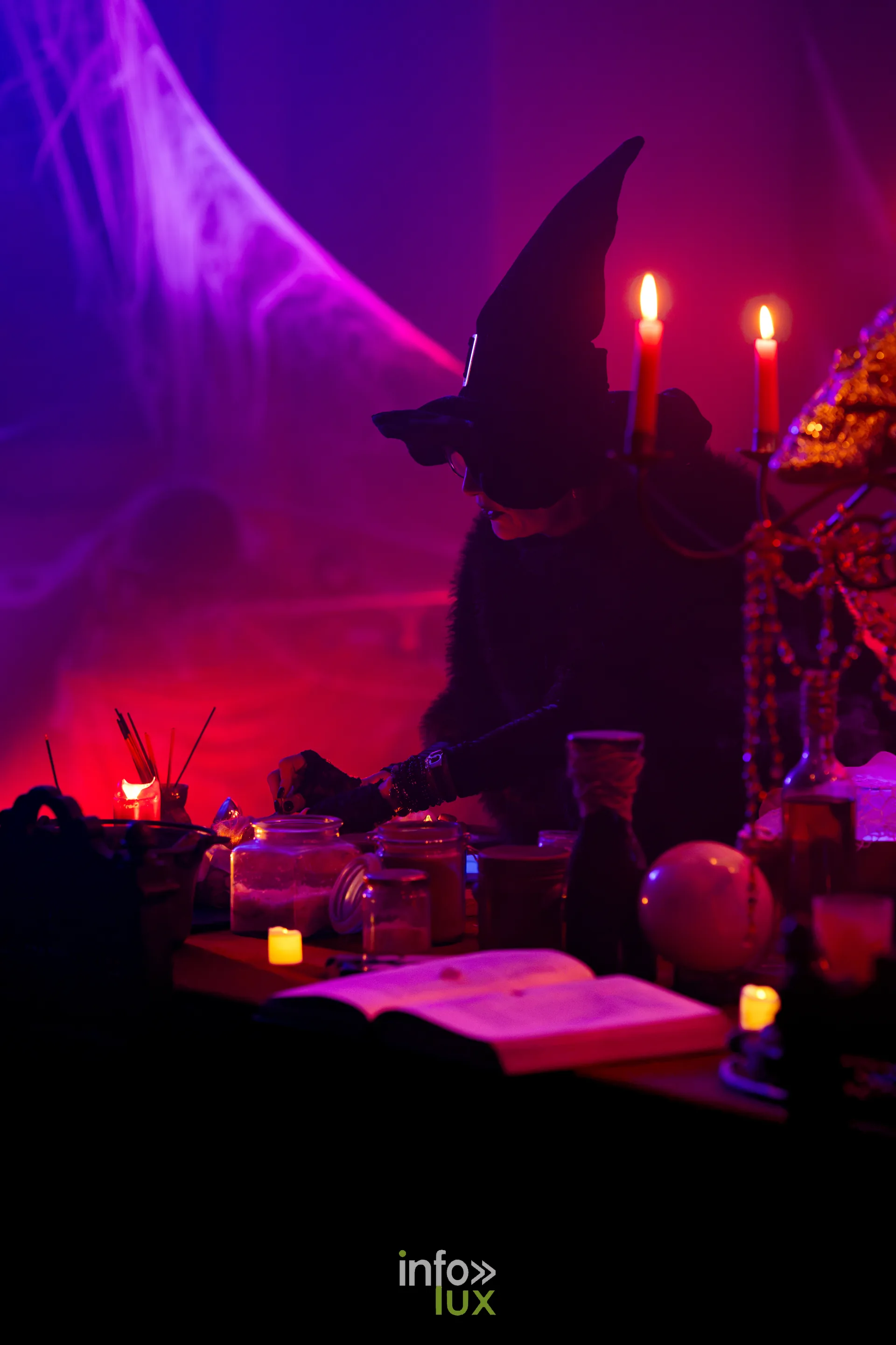 Fantastique Halloween 2026, château de Lavaux-Sainte-Anne (Rochefort) : un figurant costumé du parcours (photo Vincent Beckmann)