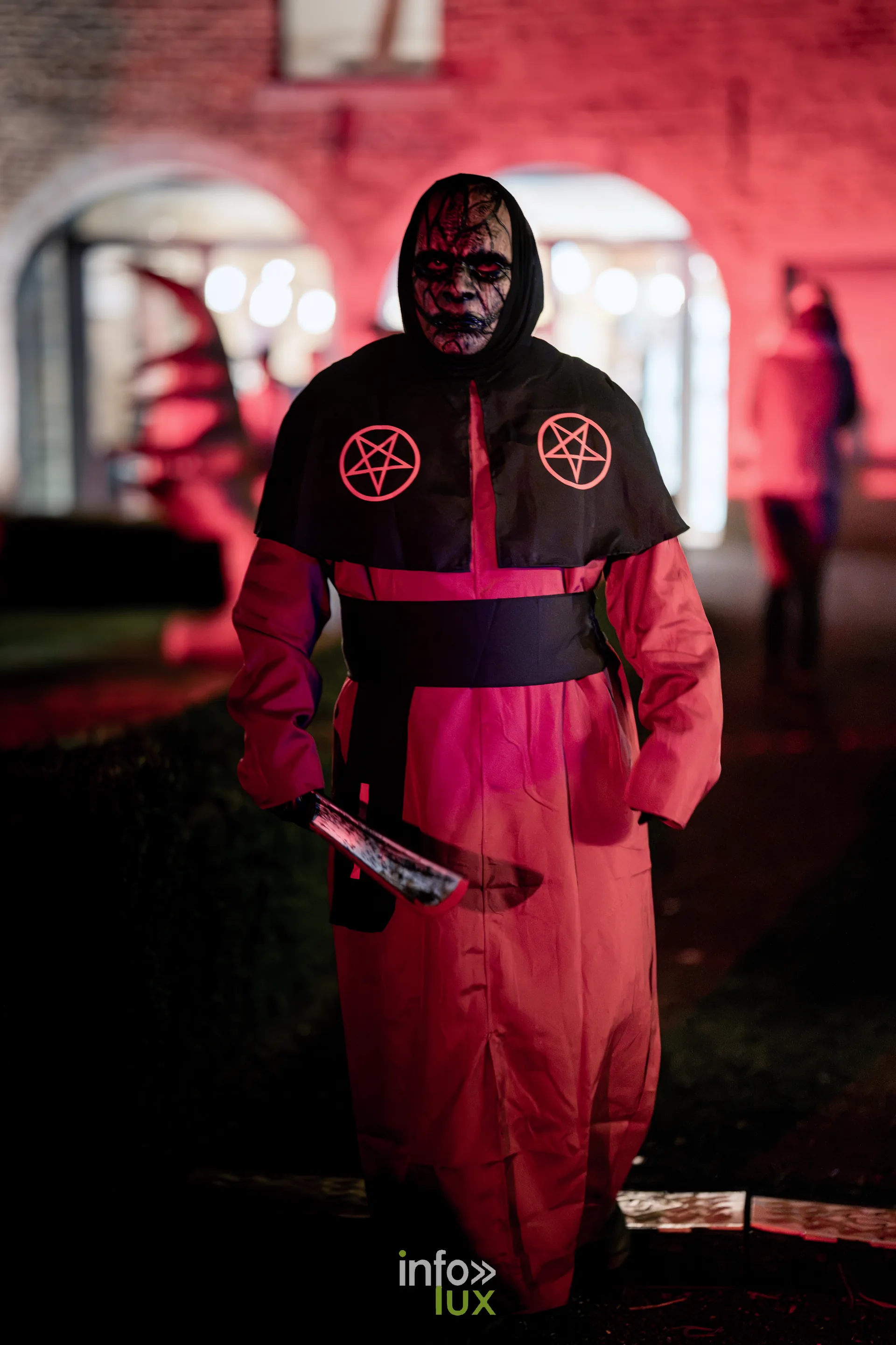 Fantastique Halloween 2026, château de Lavaux-Sainte-Anne (Rochefort) : un figurant costumé du parcours (photo Vincent Beckmann)