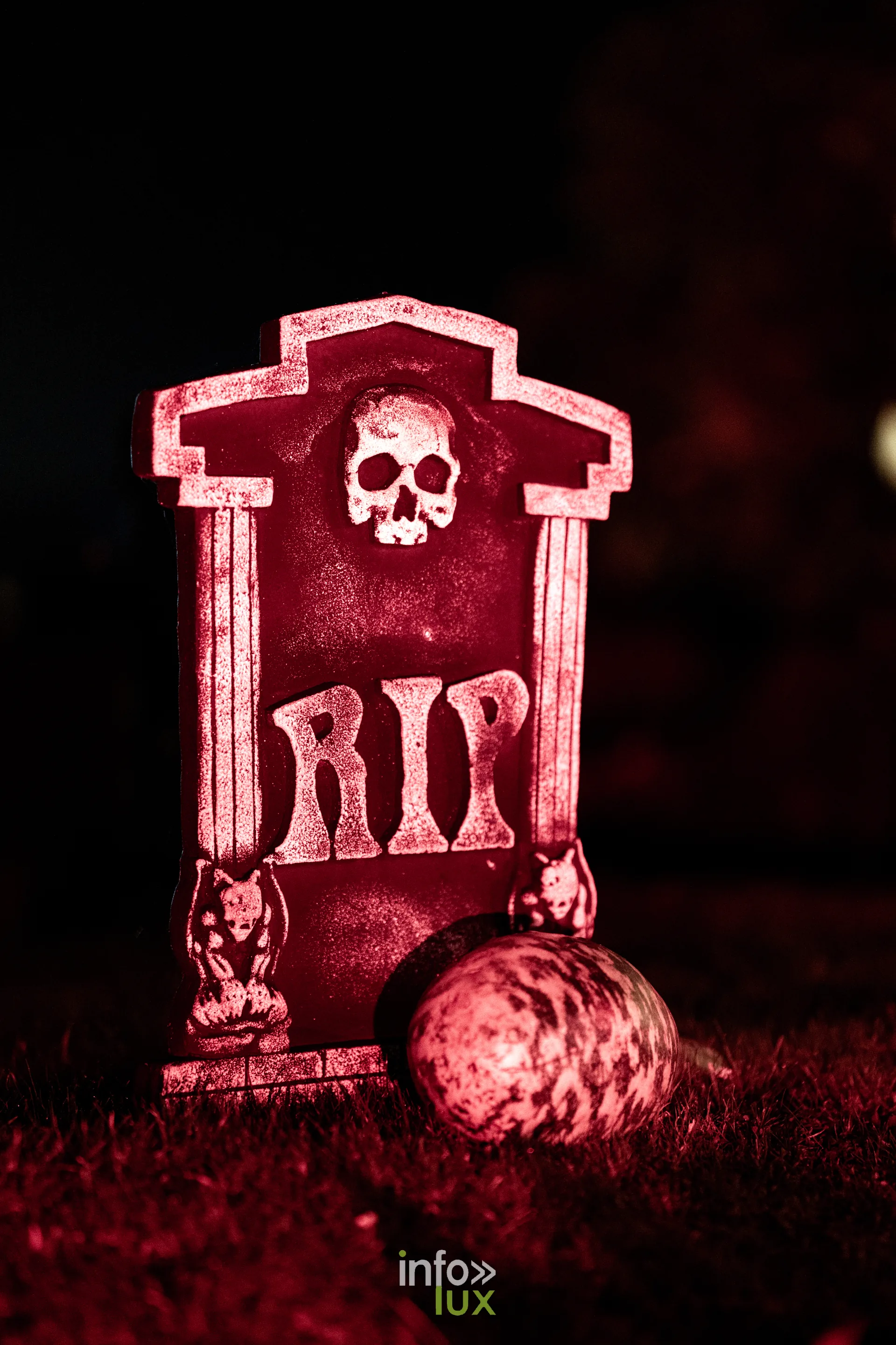 Fantastique Halloween 2026, château de Lavaux-Sainte-Anne (Rochefort) : une pierre tombale du décor (photo Vincent Beckmann)