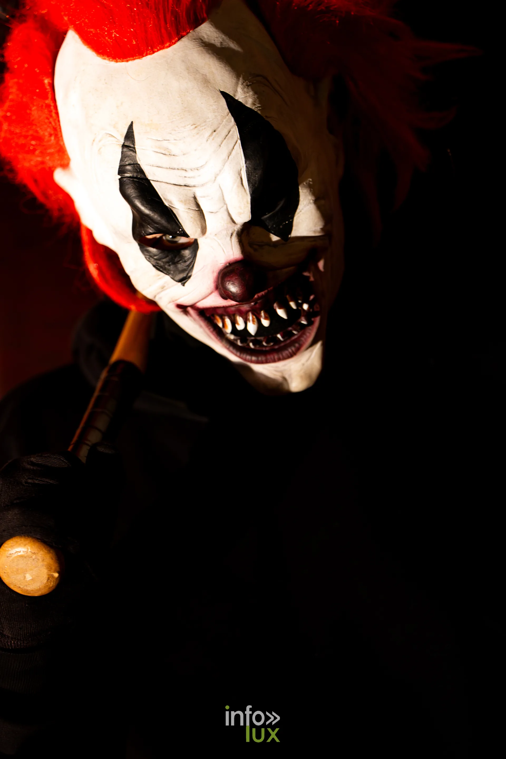 Fantastique Halloween 2026, château de Lavaux-Sainte-Anne (Rochefort) : un figurant costumé du parcours (photo Vincent Beckmann)