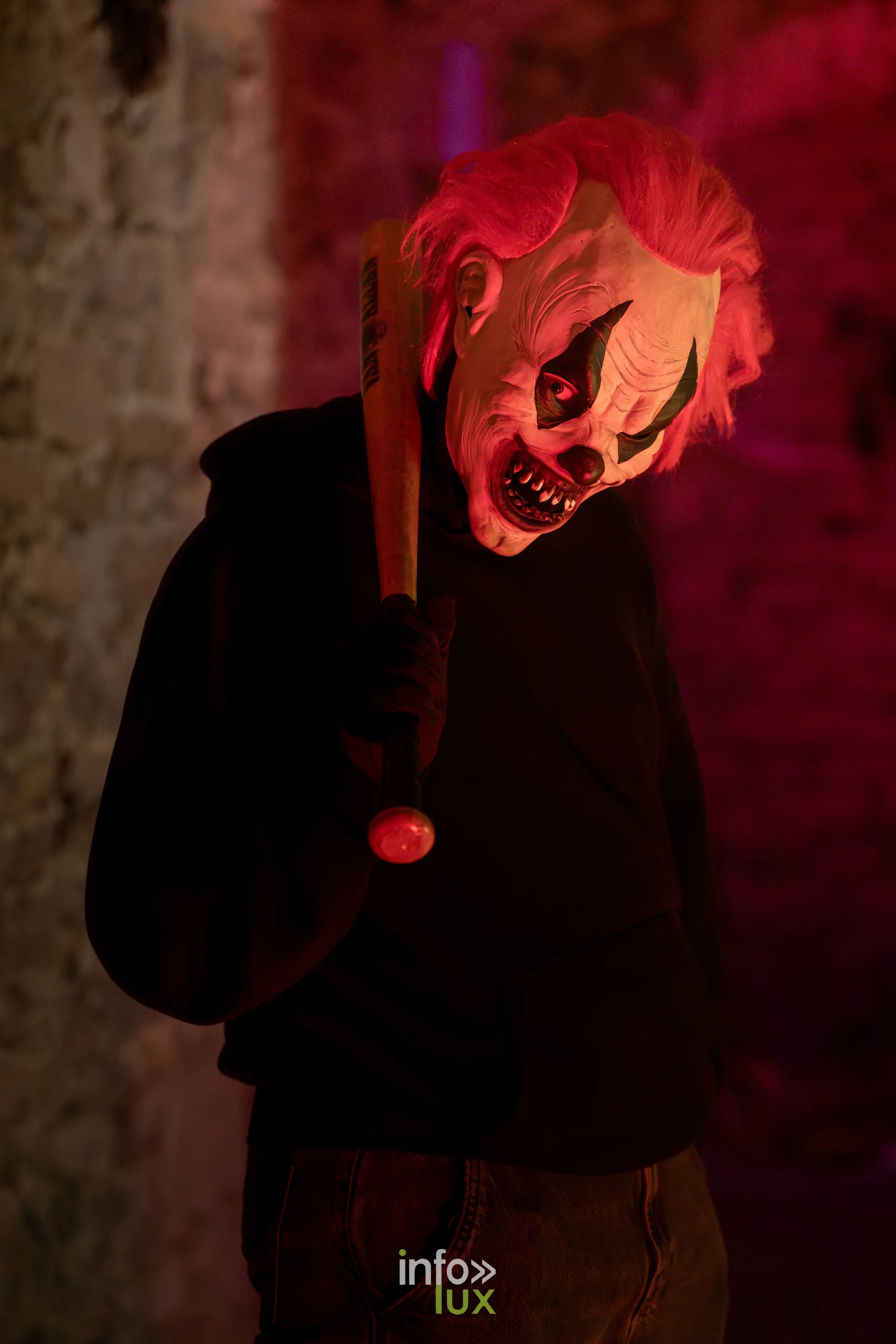 Fantastique Halloween 2026, château de Lavaux-Sainte-Anne (Rochefort) : un figurant costumé du parcours (photo Vincent Beckmann)