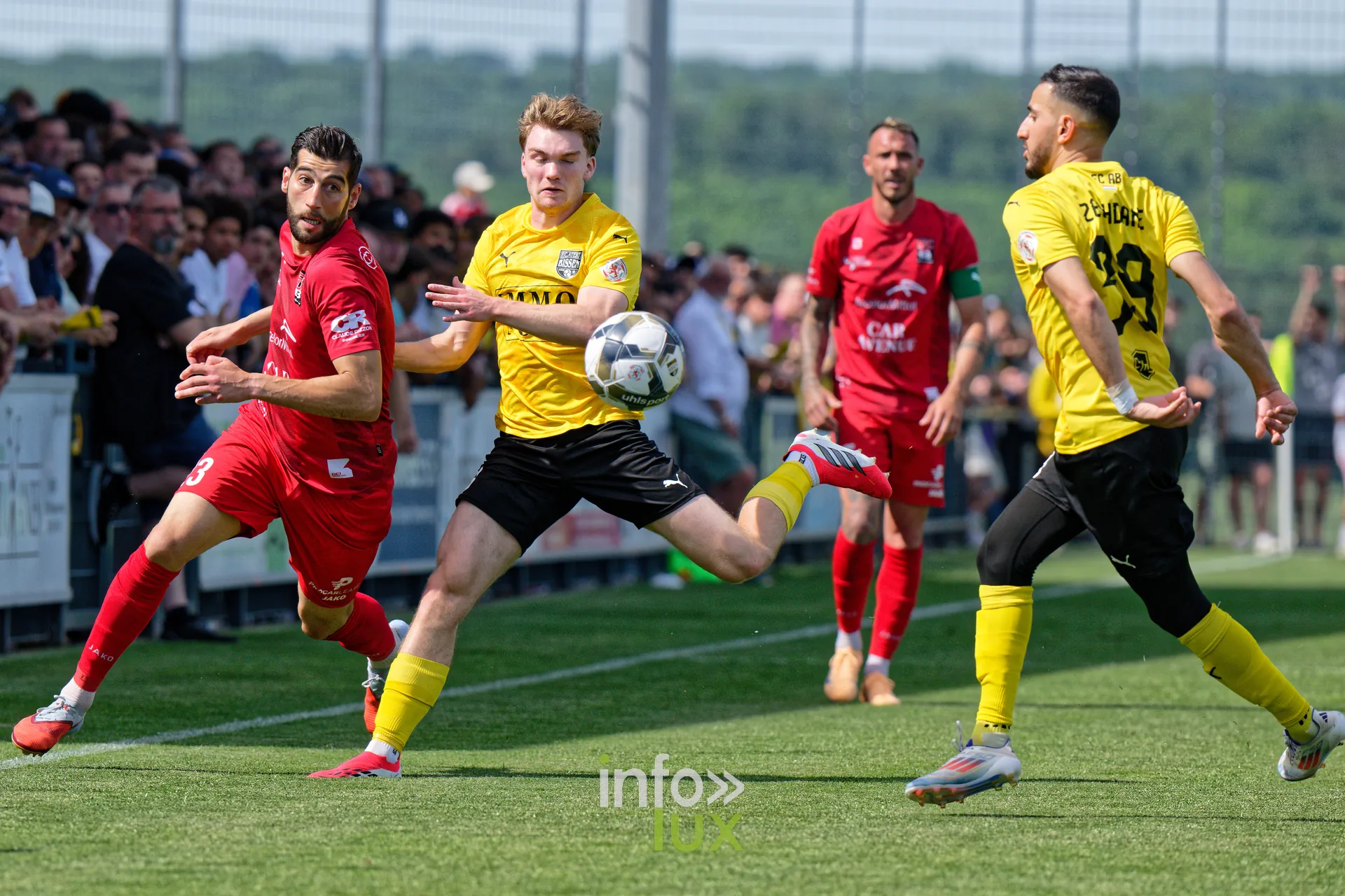 FC Atert Bissen champion de BGL Ligue 2025-26 à Bissen : phase de jeu entre le FC Atert Bissen (en jaune) et le FC Differdange 03 (en rouge) (photo Sportspics VP)