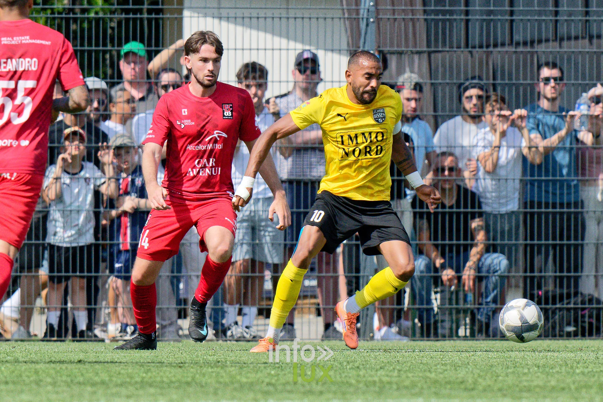 FC Atert Bissen champion de BGL Ligue 2025-26 à Bissen : un joueur du FC Atert Bissen face à deux joueurs du FC Differdange 03 (photo Sportspics VP)