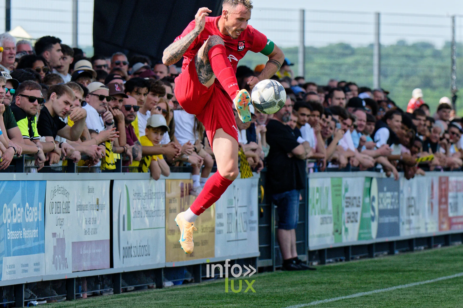FC Atert Bissen champion de BGL Ligue 2025-26 à Bissen : un joueur du FC Differdange 03 devant le public du Klengbousbierg (photo Sportspics VP)