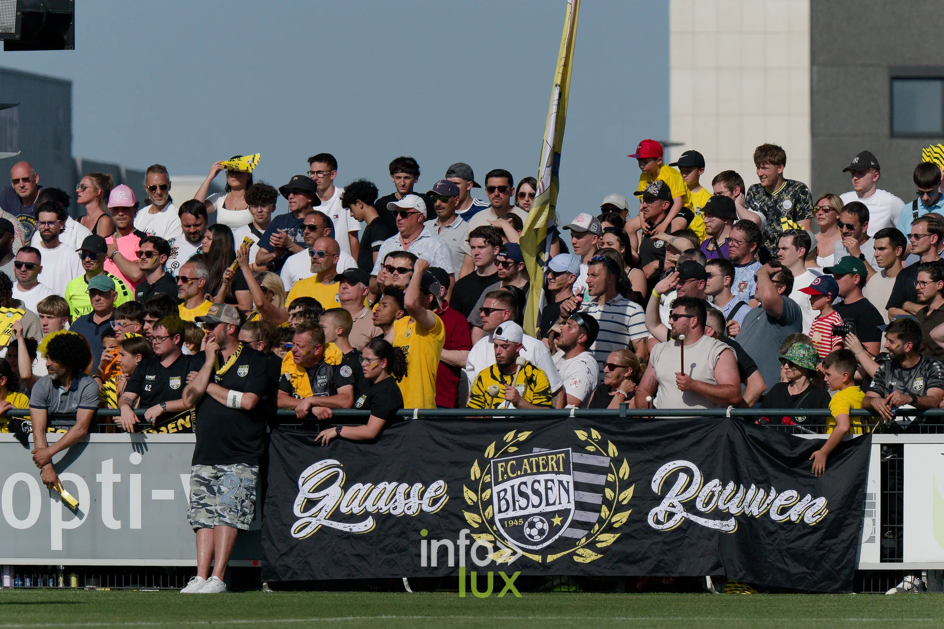 FC Atert Bissen champion de BGL Ligue 2025-26 à Bissen : les supporters du FC Atert Bissen derrière la banderole « Gausse Bouwen » (photo Sportspics VP)