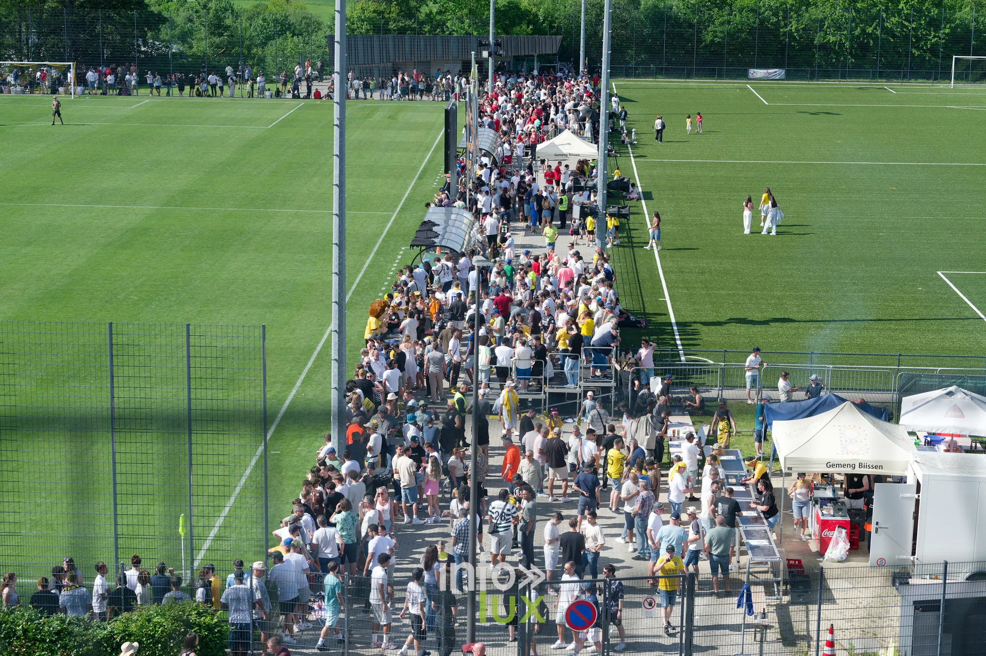 FC Atert Bissen champion de BGL Ligue 2025-26 à Bissen : le public autour du terrain, vu d’en haut (photo Sportspics VP)