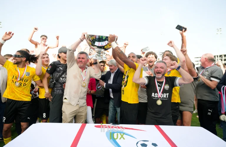 FC Atert Bissen champion de BGL Ligue 2025-26 à Bissen : le trophée de champion de BGL Ligue soulevé par le FC Atert Bissen (photo Sportspics VP)